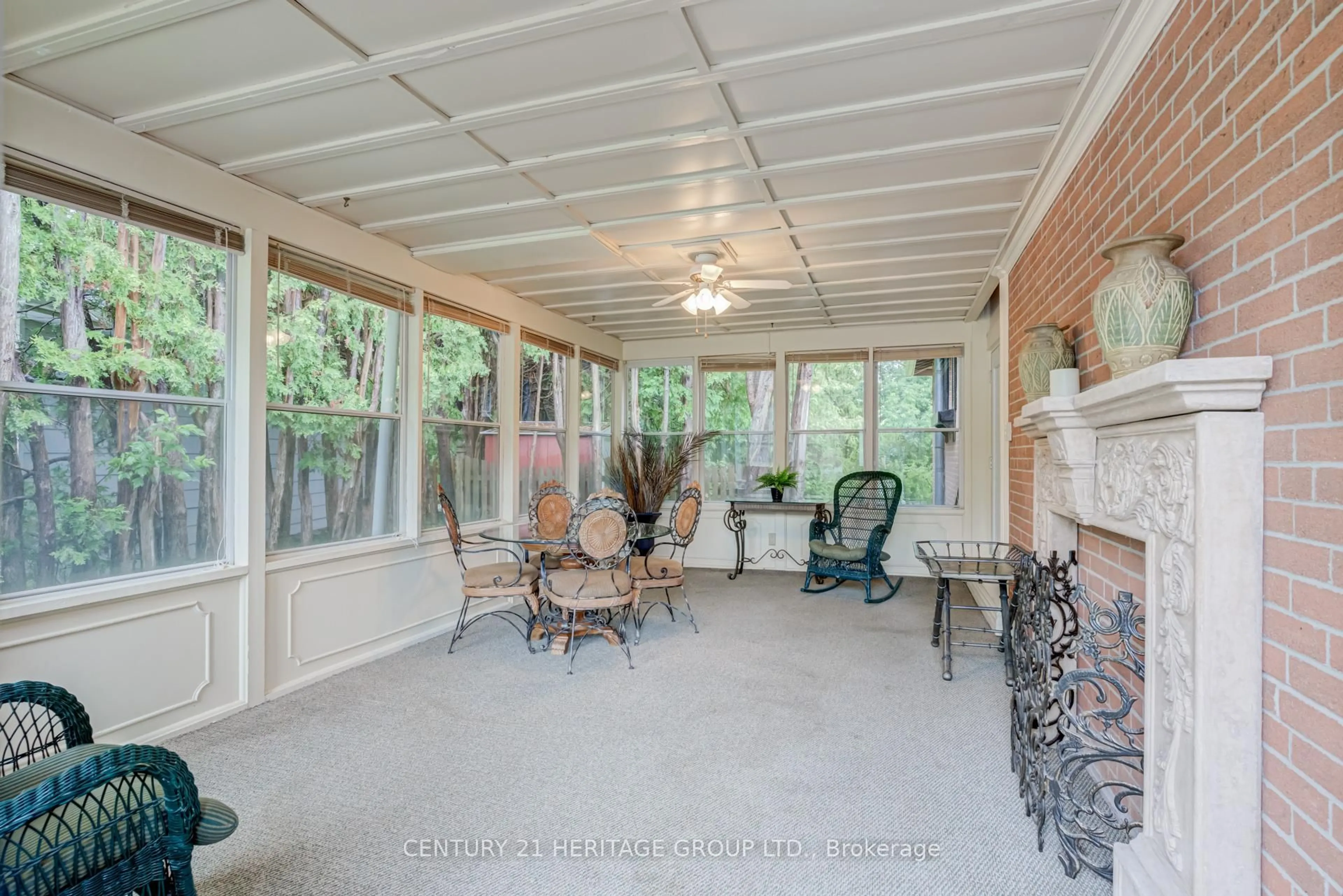 Patio, street for 129 Bolton Ave, Newmarket Ontario L3Y 2X3