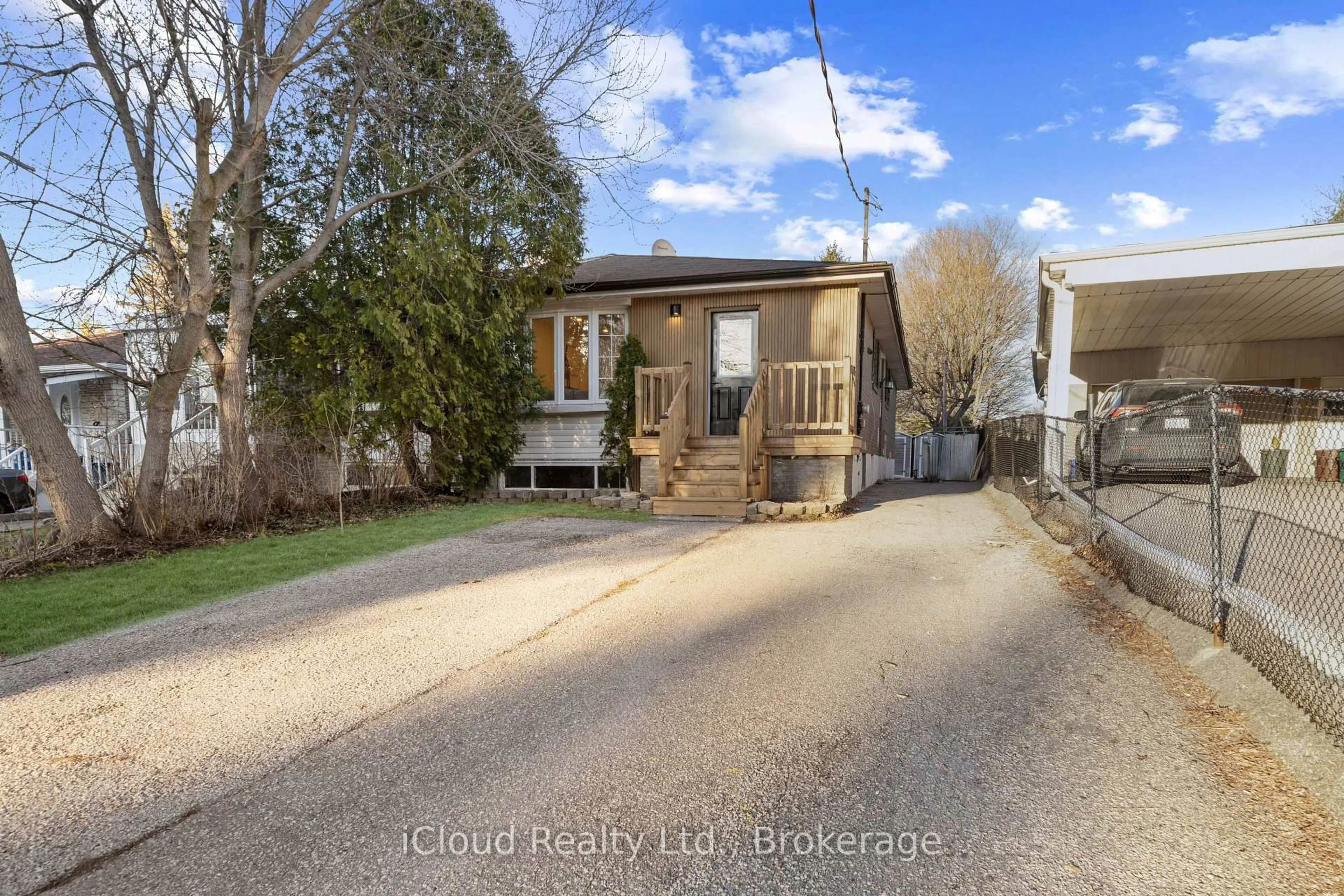 A pic from outside/outdoor area/front of a property/back of a property/a pic from drone, street for 107 Bayview Pkwy, Newmarket Ontario L3Y 3W2