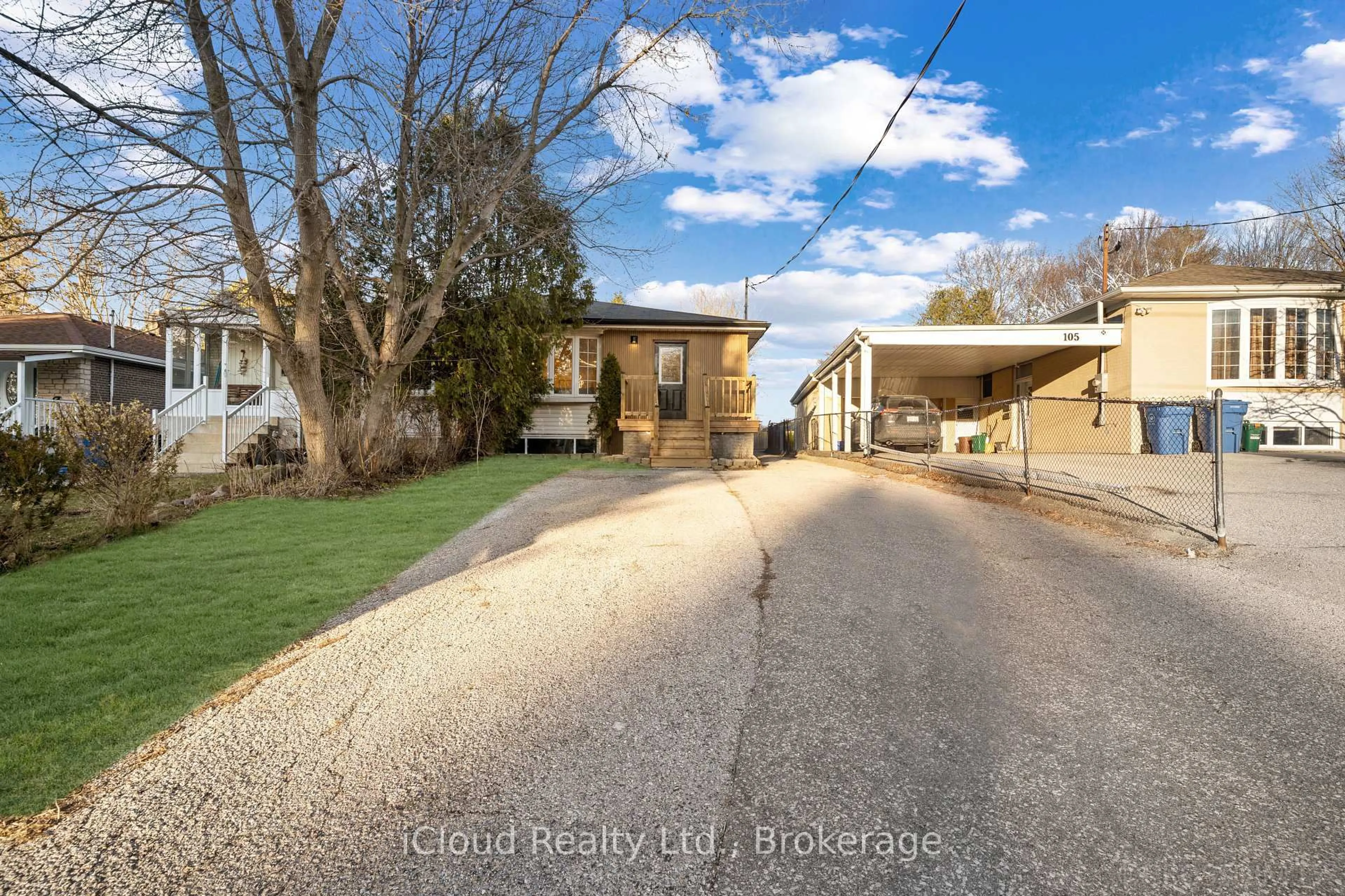 A pic from outside/outdoor area/front of a property/back of a property/a pic from drone, street for 107 Bayview Pkwy, Newmarket Ontario L3Y 3W2