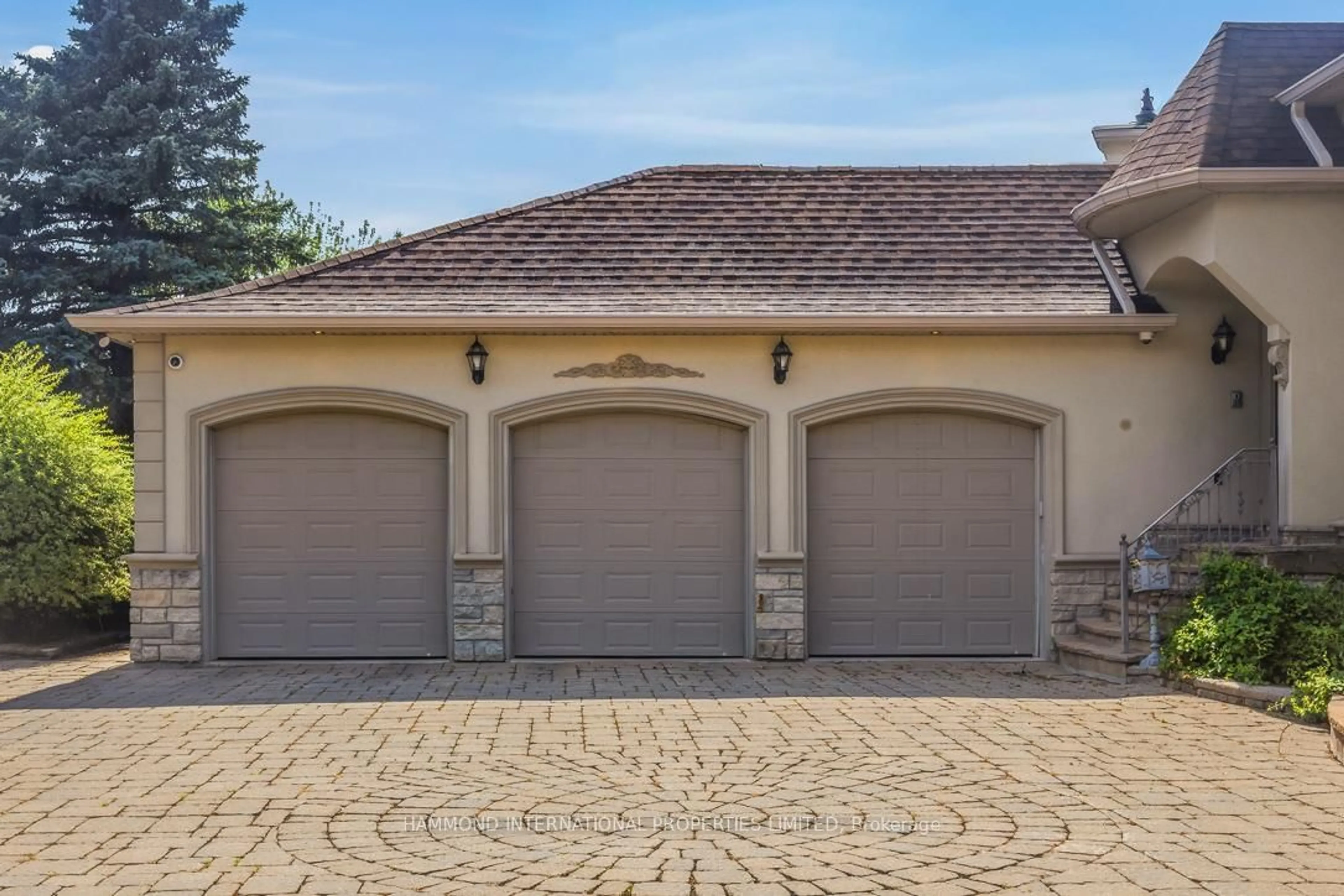 Indoor garage for 12 Denham Dr, Richmond Hill Ontario L4C 6J1
