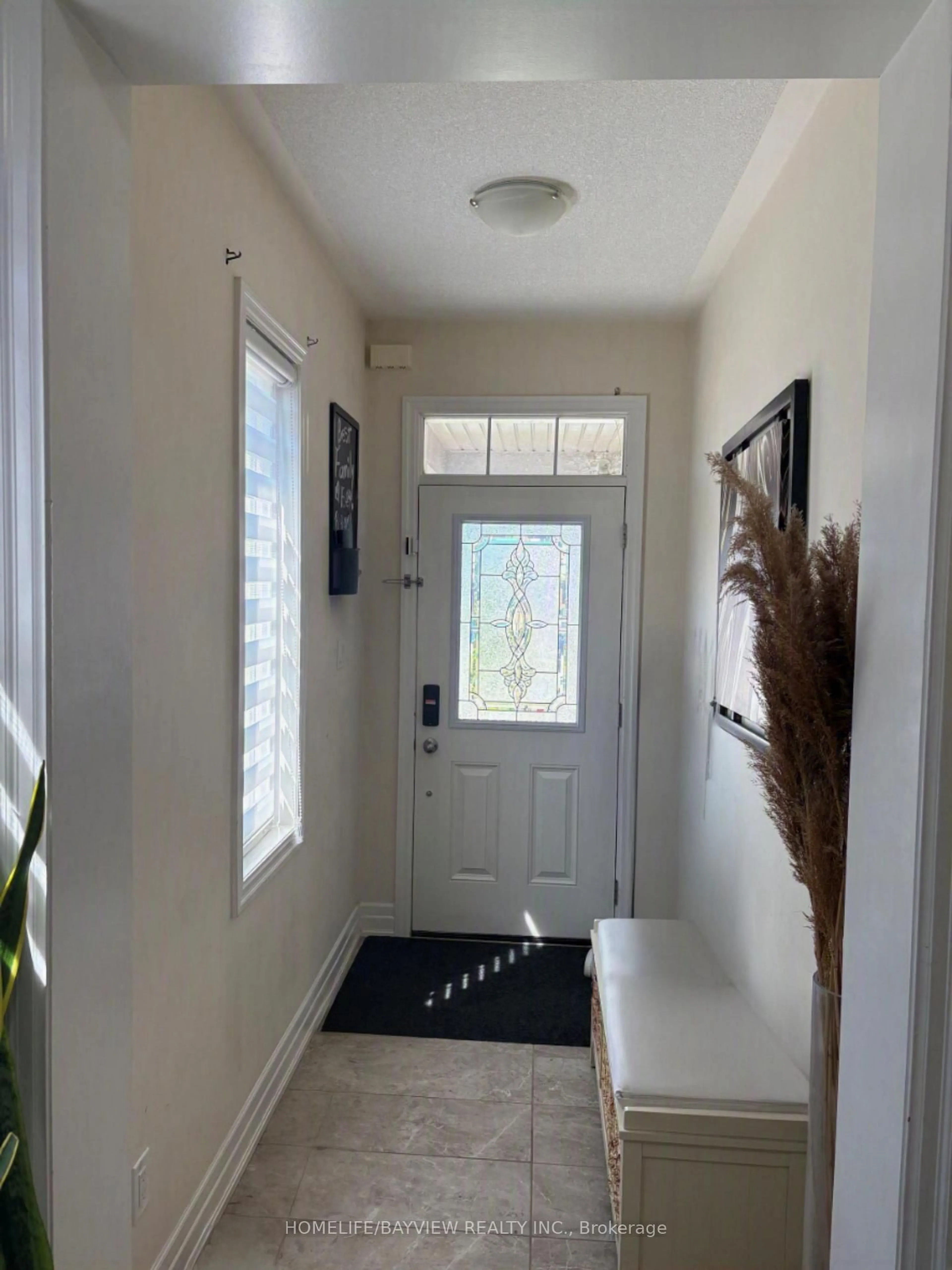 Indoor entryway for 43 Hutton Cres, Essa Ontario L0M 1B6