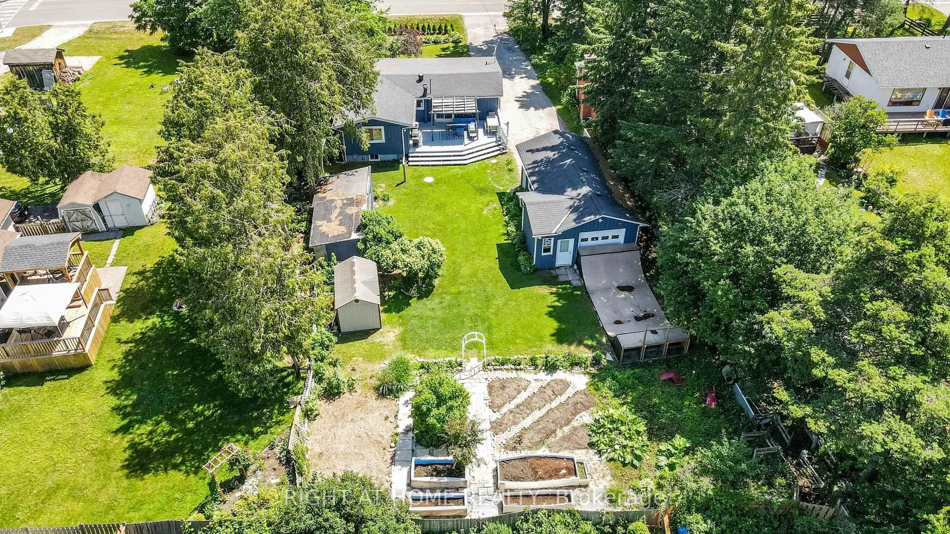A pic from outside/outdoor area/front of a property/back of a property/a pic from drone, street for 2988 25th Sideroad, Innisfil Ontario L9S 3T6