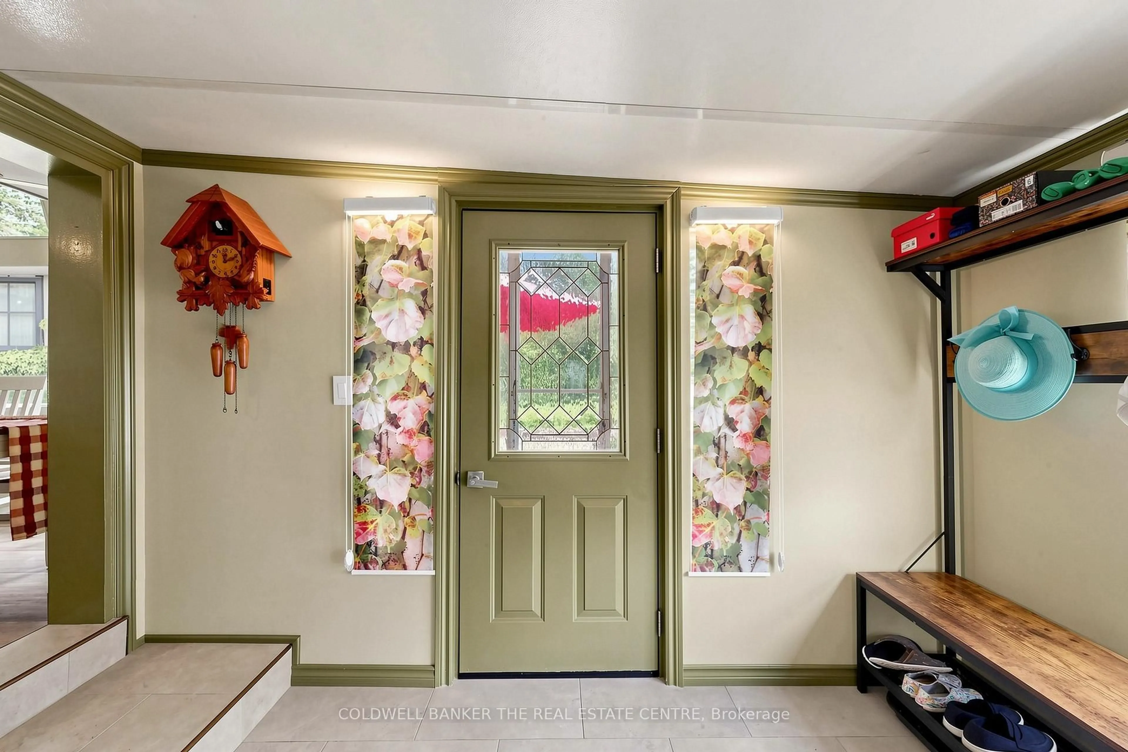 Indoor entryway for 285 Crydermans Sdrd #308, Georgina Ontario L0E 1A0