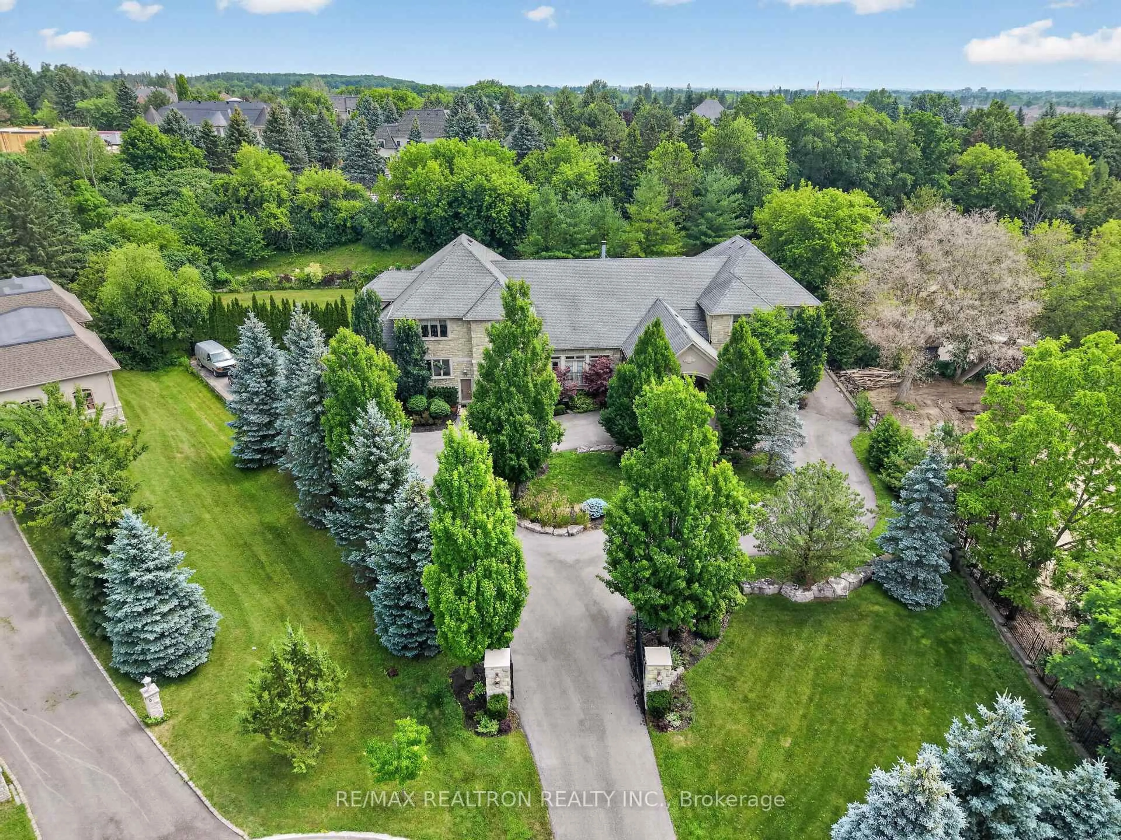 A pic from outside/outdoor area/front of a property/back of a property/a pic from drone, unknown for 11 Saul Crt, Vaughan Ontario L6A 3X7