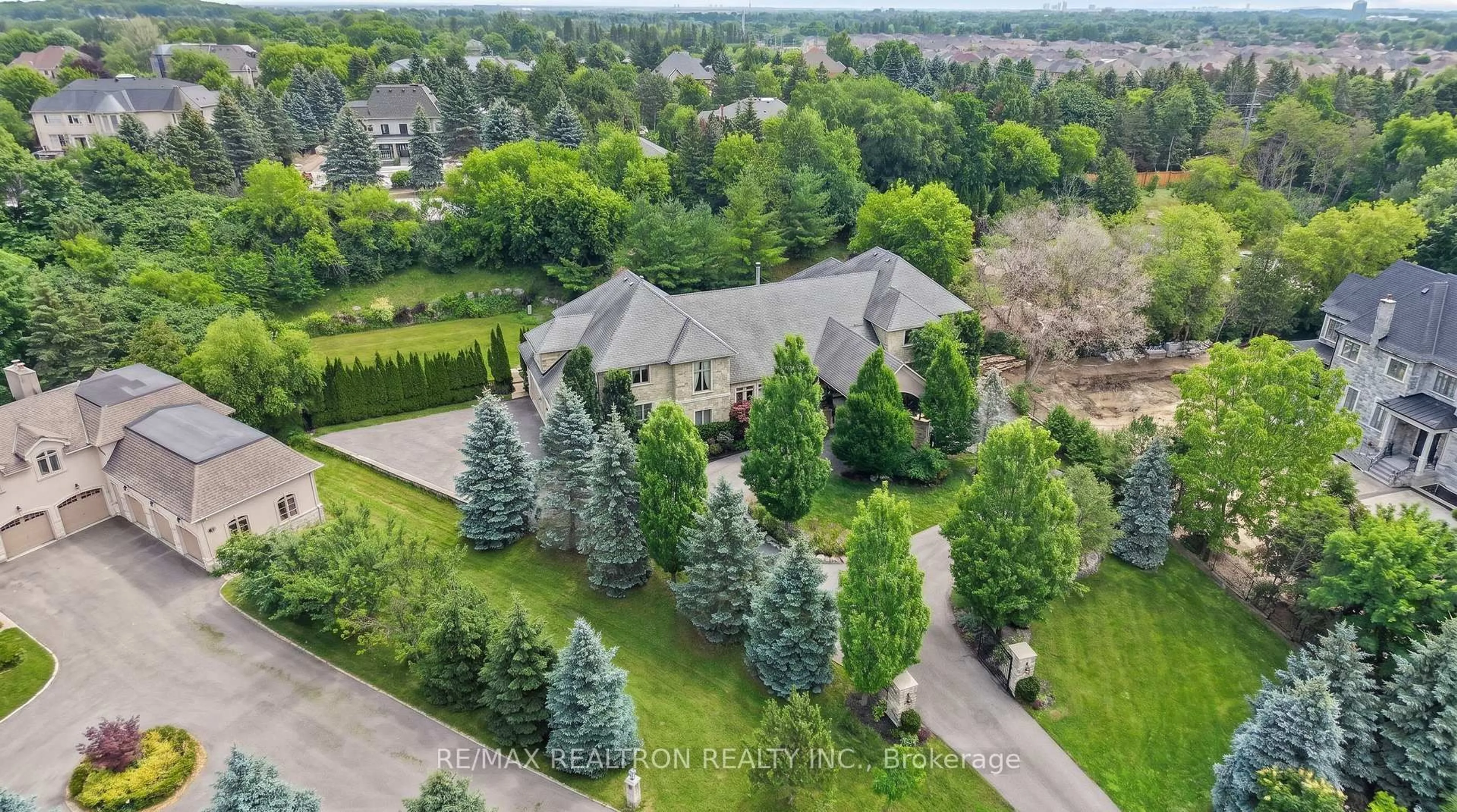 A pic from outside/outdoor area/front of a property/back of a property/a pic from drone, unknown for 11 Saul Crt, Vaughan Ontario L6A 3X7