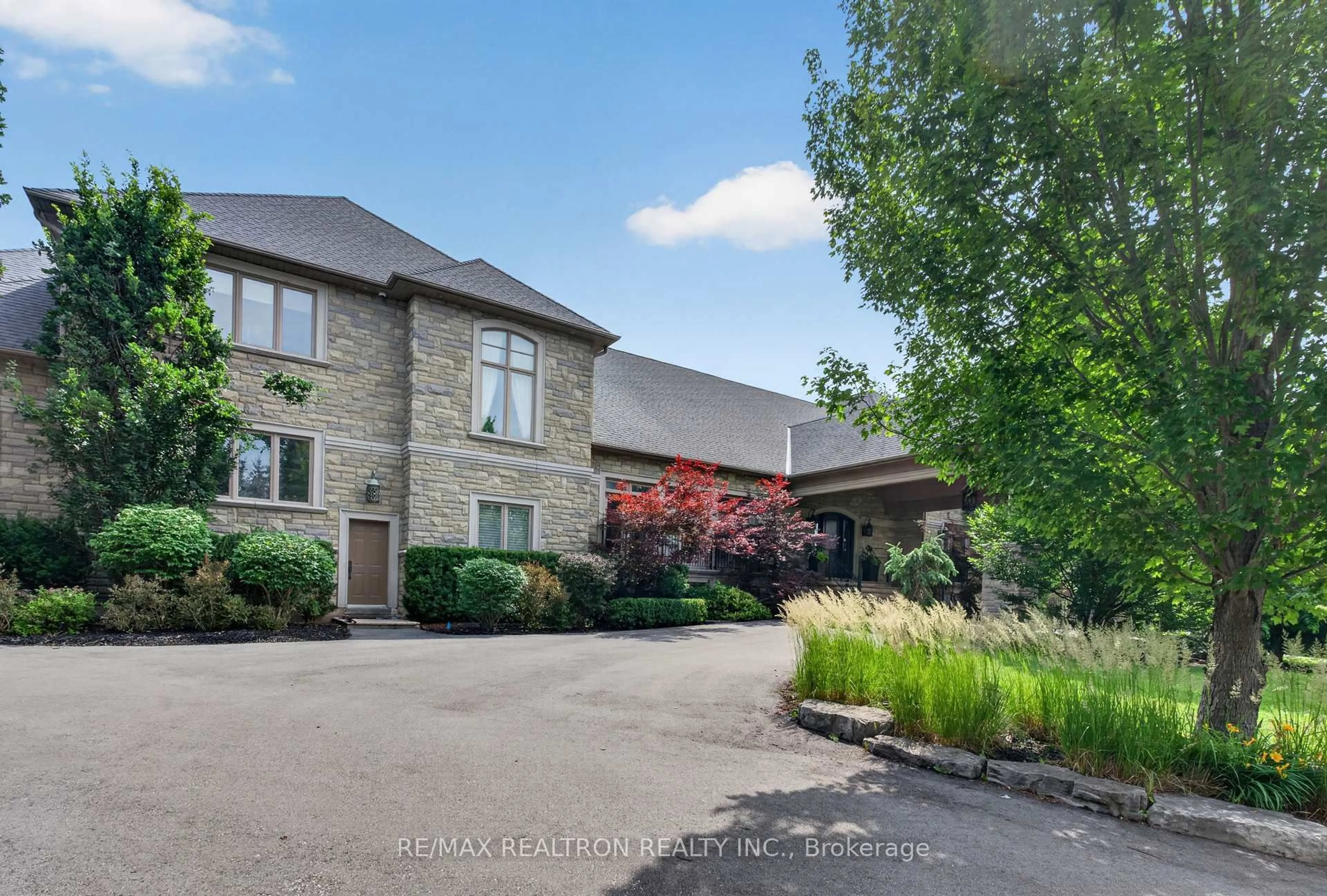 A pic from outside/outdoor area/front of a property/back of a property/a pic from drone, unknown for 11 Saul Crt, Vaughan Ontario L6A 3X7