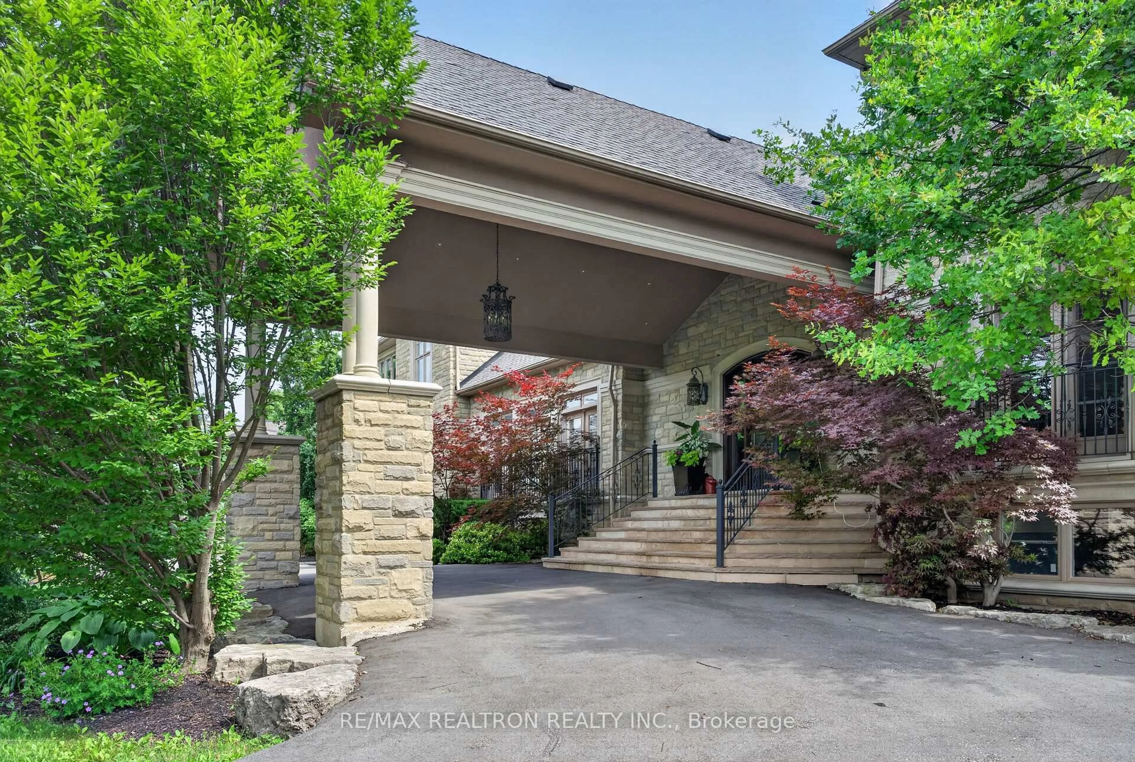 Indoor entryway for 11 Saul Crt, Vaughan Ontario L6A 3X7
