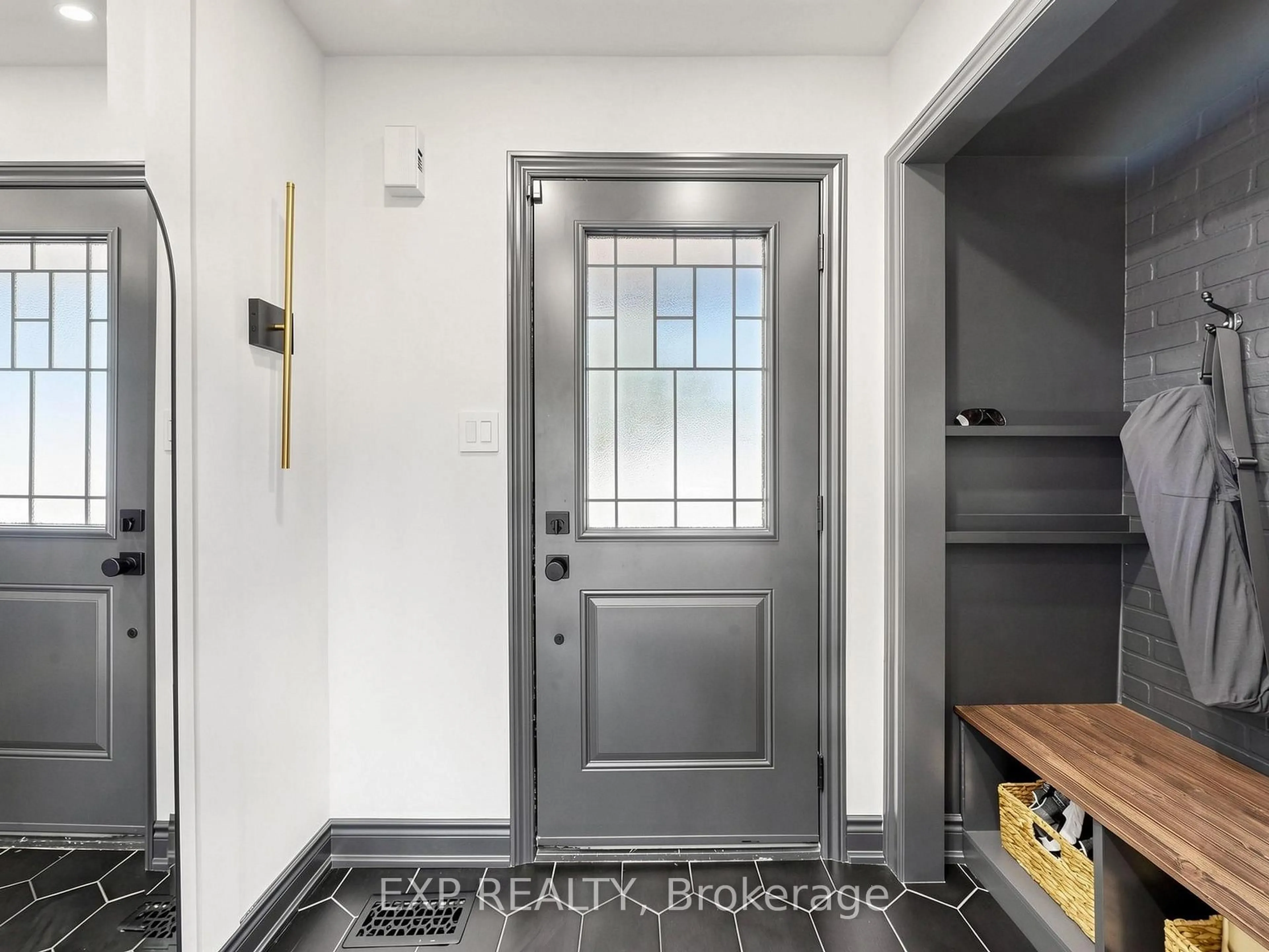 Indoor entryway for 101 Mccurdy Dr, New Tecumseth Ontario L0G 1W0