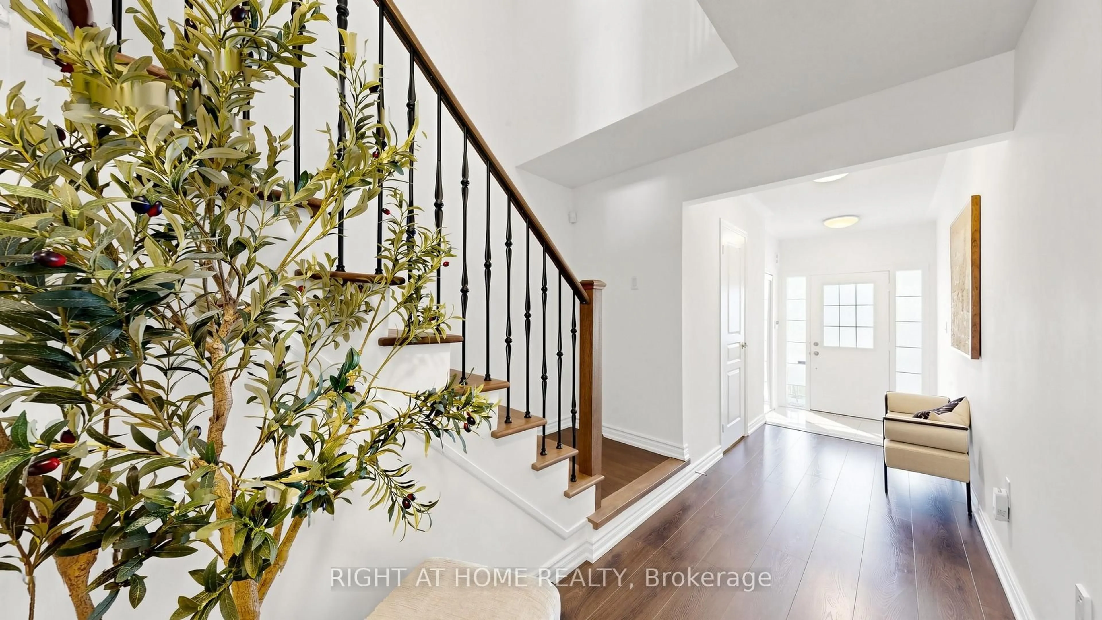 Indoor entryway for 80 Barr Cres, Aurora Ontario L4G 0C1