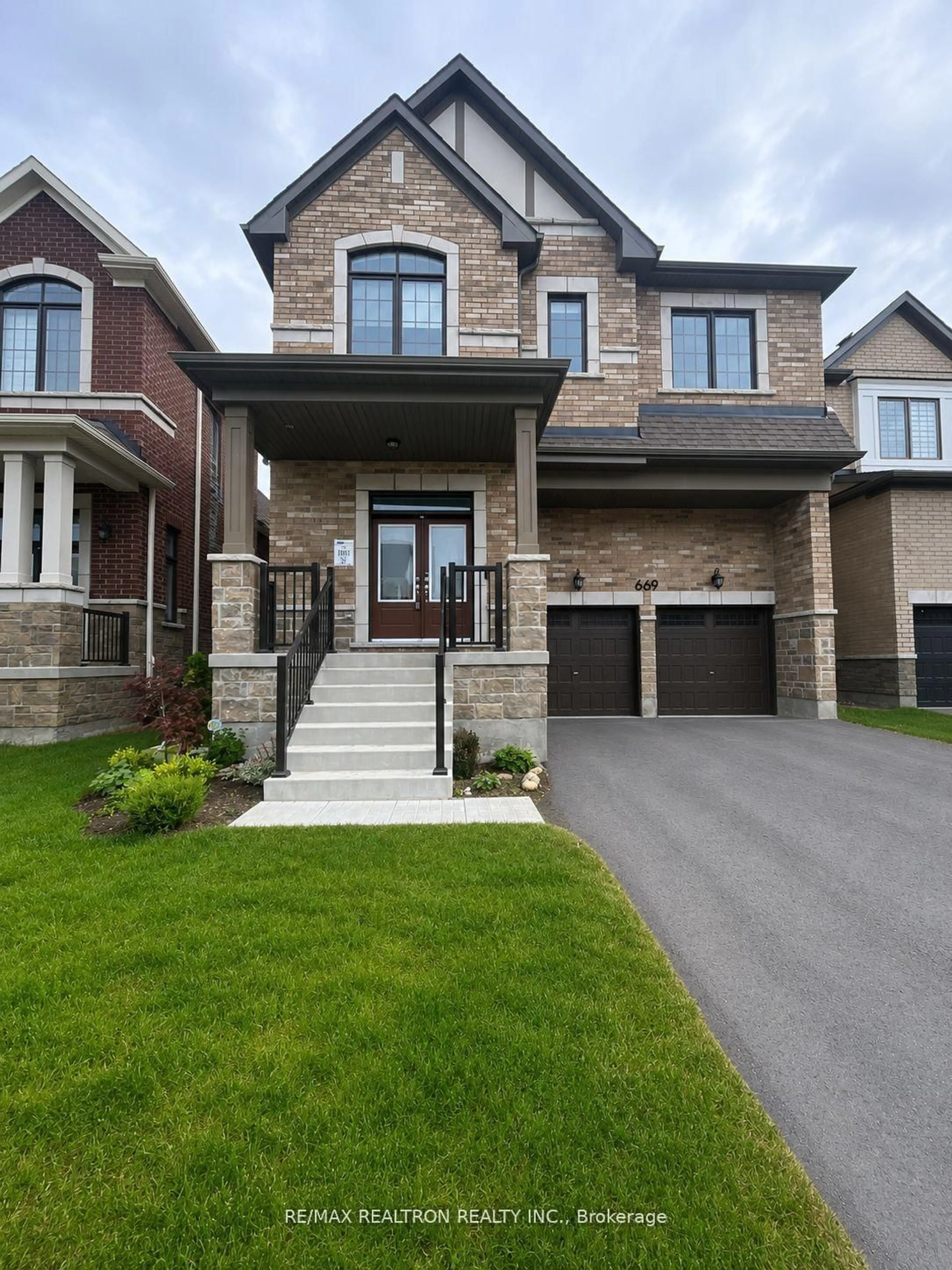 Home with brick exterior material, street for 669 Newlove St, Innisfil Ontario L9S 0R9