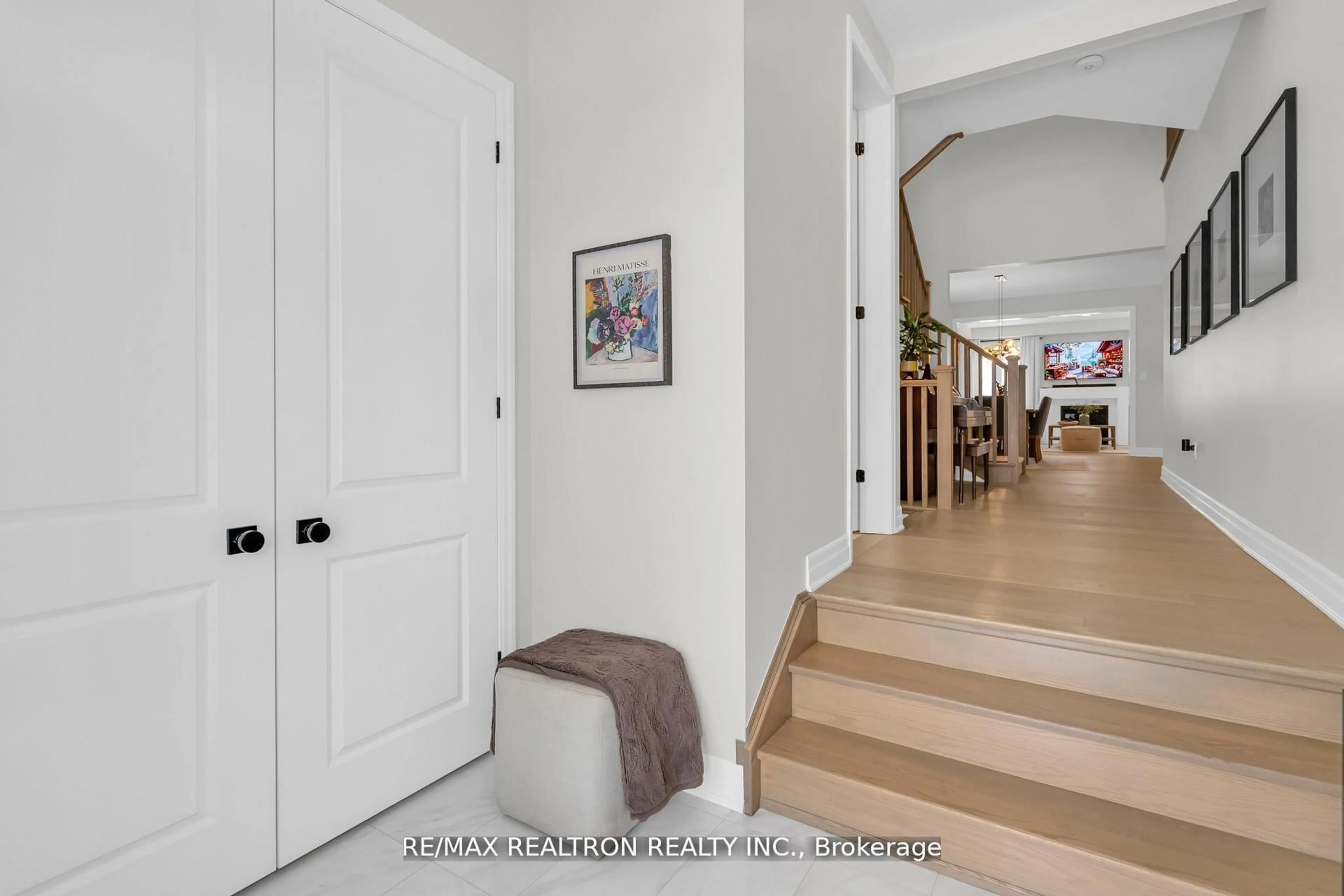 Indoor entryway for 669 Newlove St, Innisfil Ontario L9S 0R9