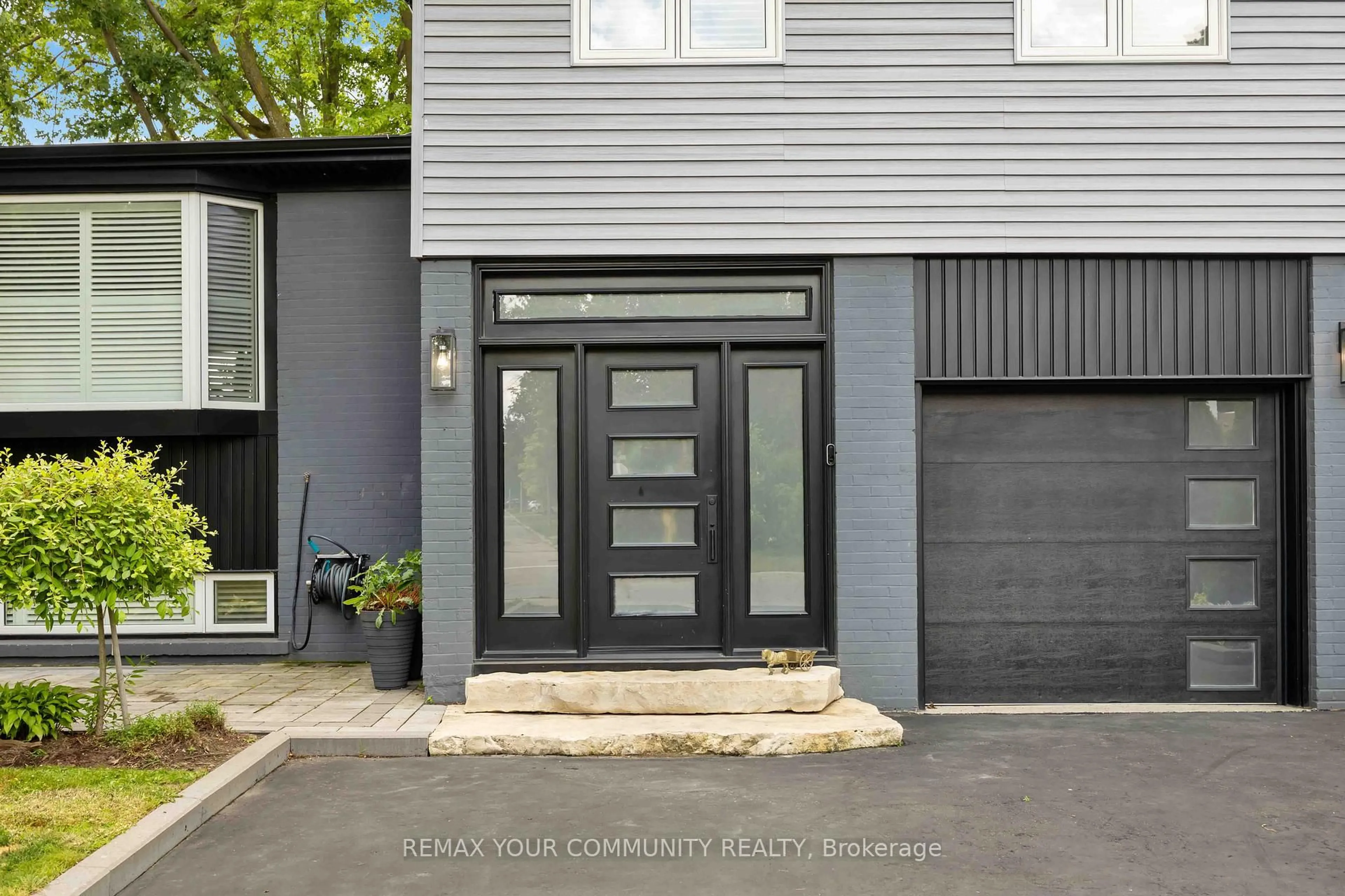 Indoor entryway for 614 Rupert Ave, Whitchurch-Stouffville Ontario L4A 1W1