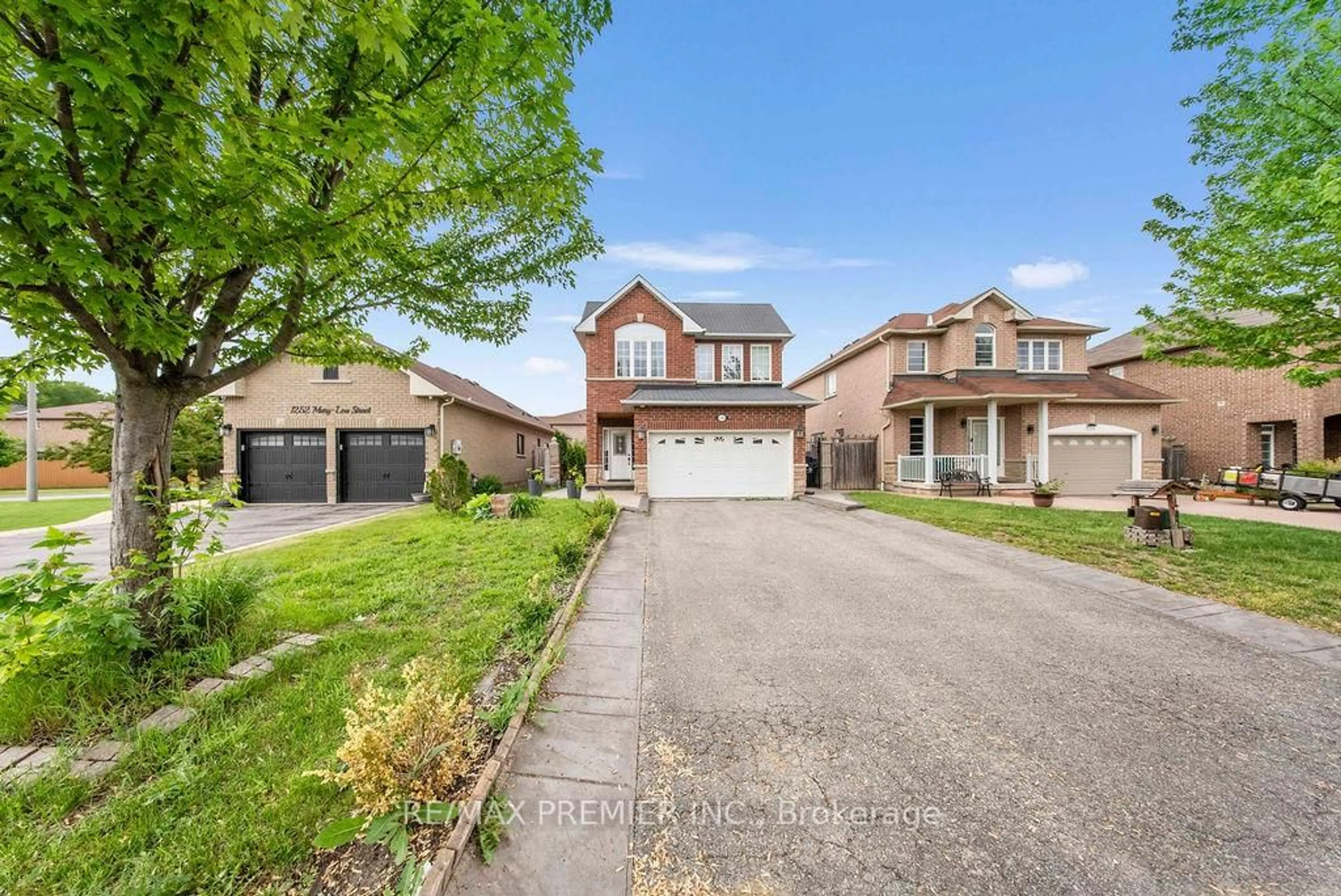 A pic from outside/outdoor area/front of a property/back of a property/a pic from drone, street for 1248 Mary-Lou St, Innisfil Ontario L9S 0C1