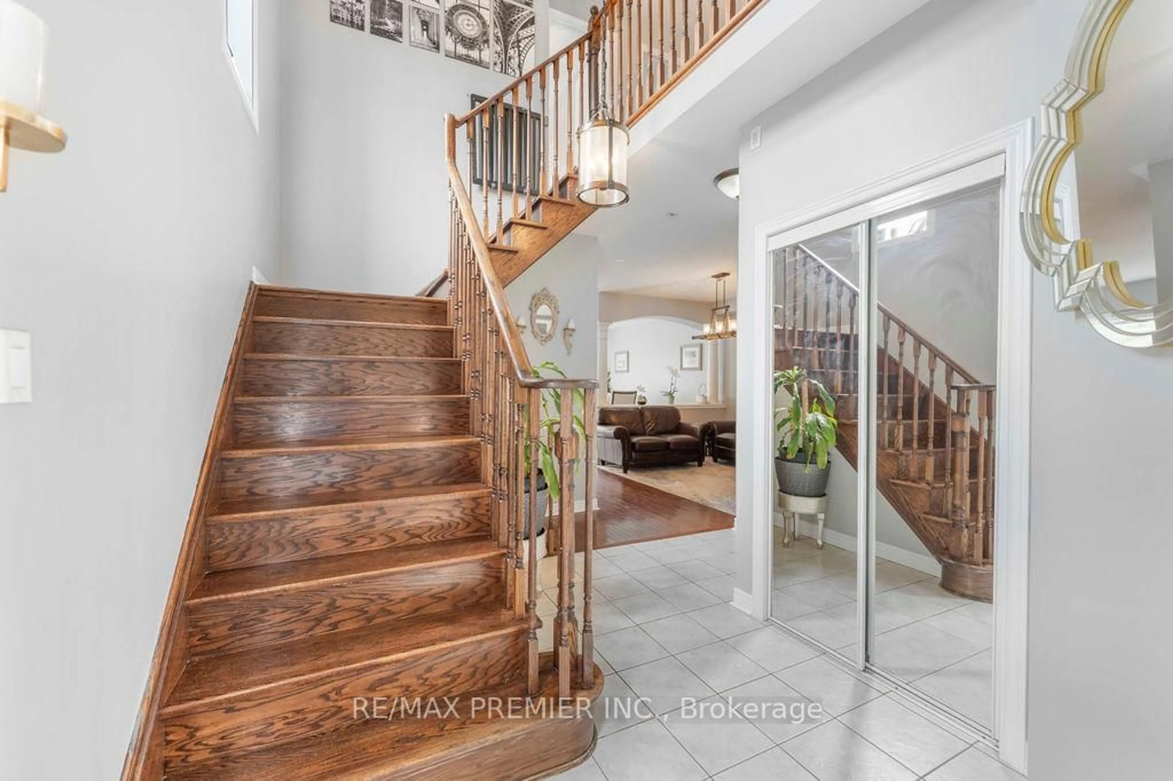 Indoor entryway for 1248 Mary-Lou St, Innisfil Ontario L9S 0C1
