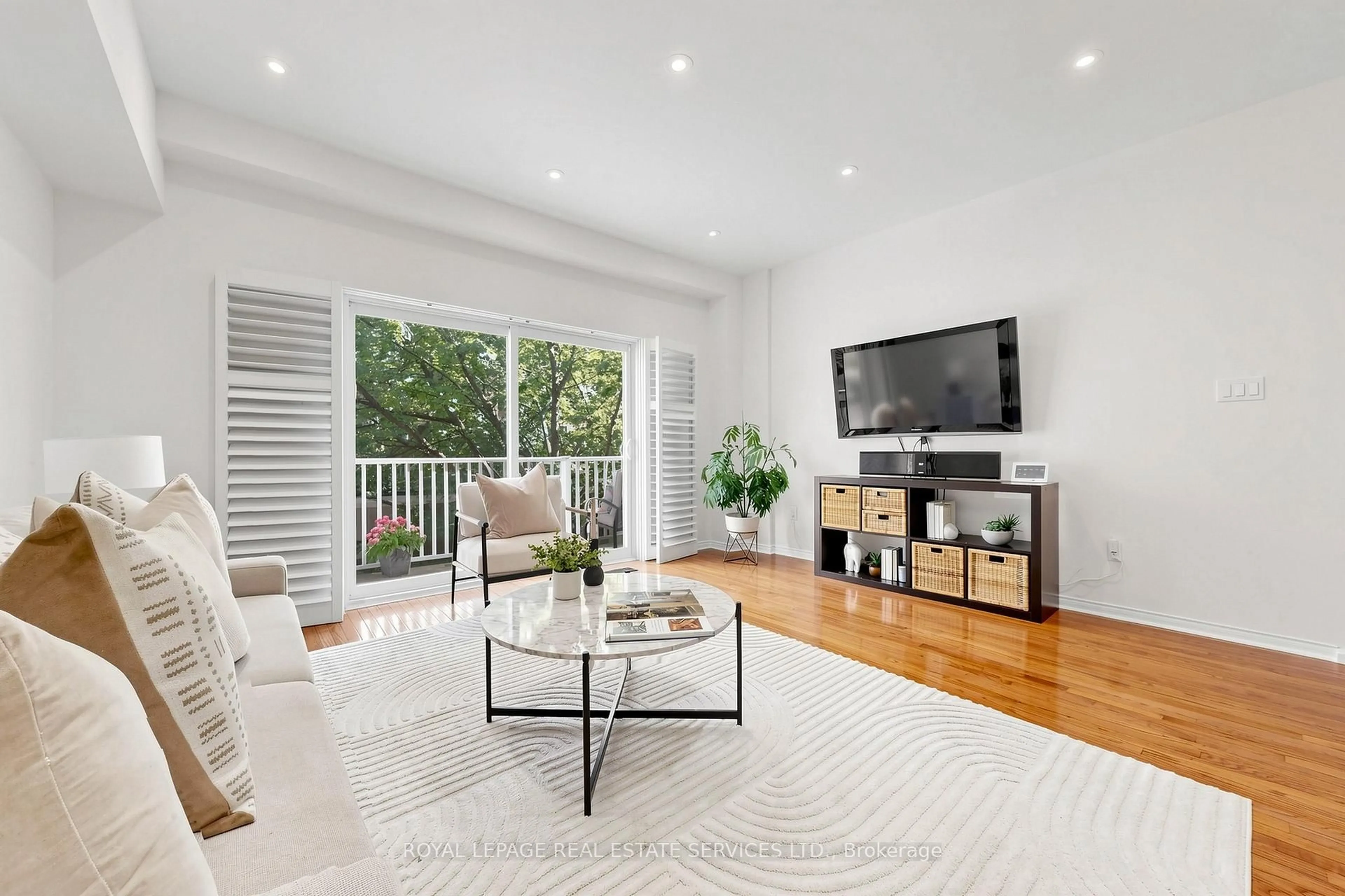 Living room with furniture, unknown for 23 Observatory Lane #238, Richmond Hill Ontario L4C 0M7