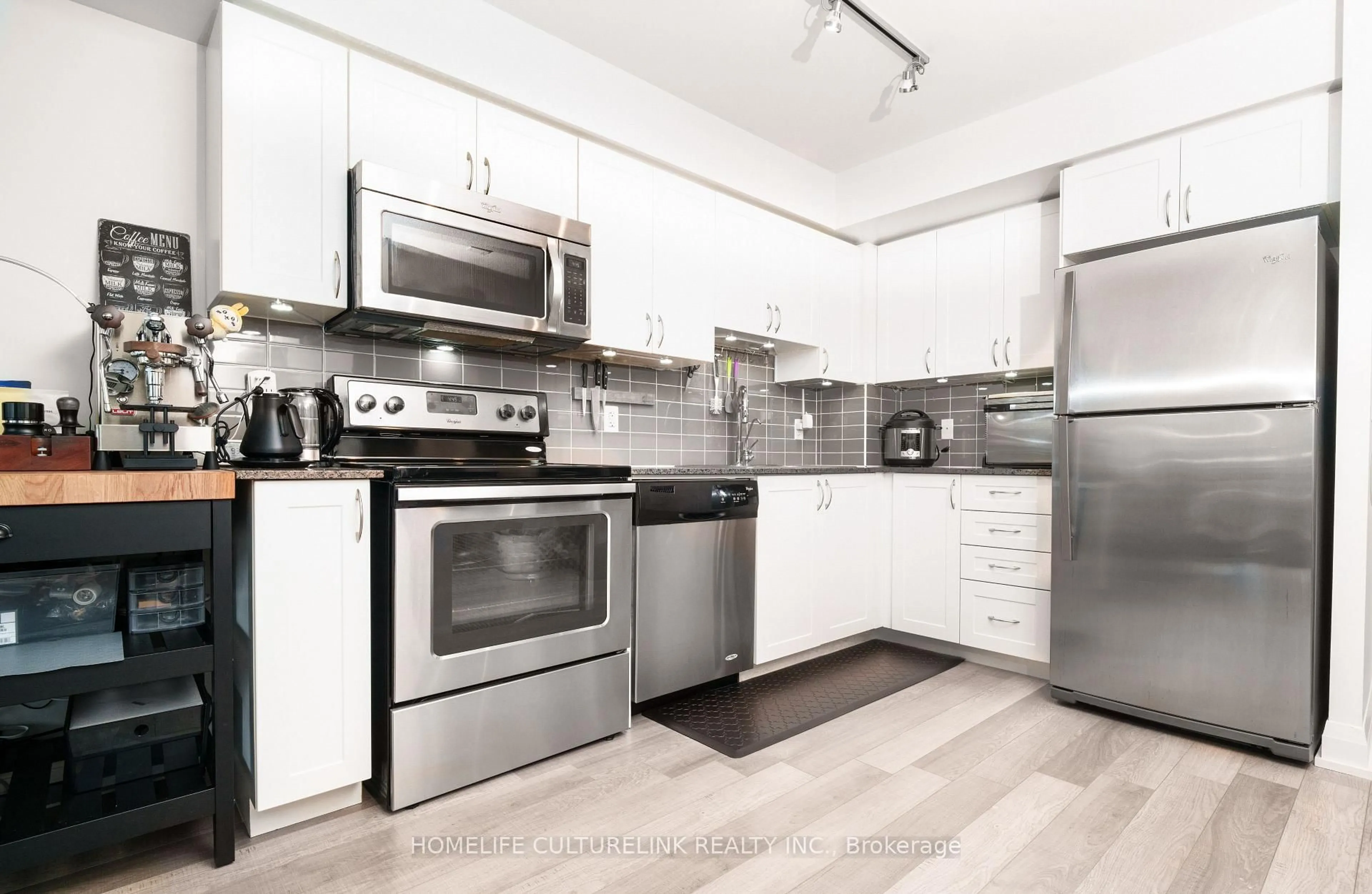 Standard kitchen, wood/laminate floor for 372 Highway 7 East Highway #616, Richmond Hill Ontario L4B 0C6