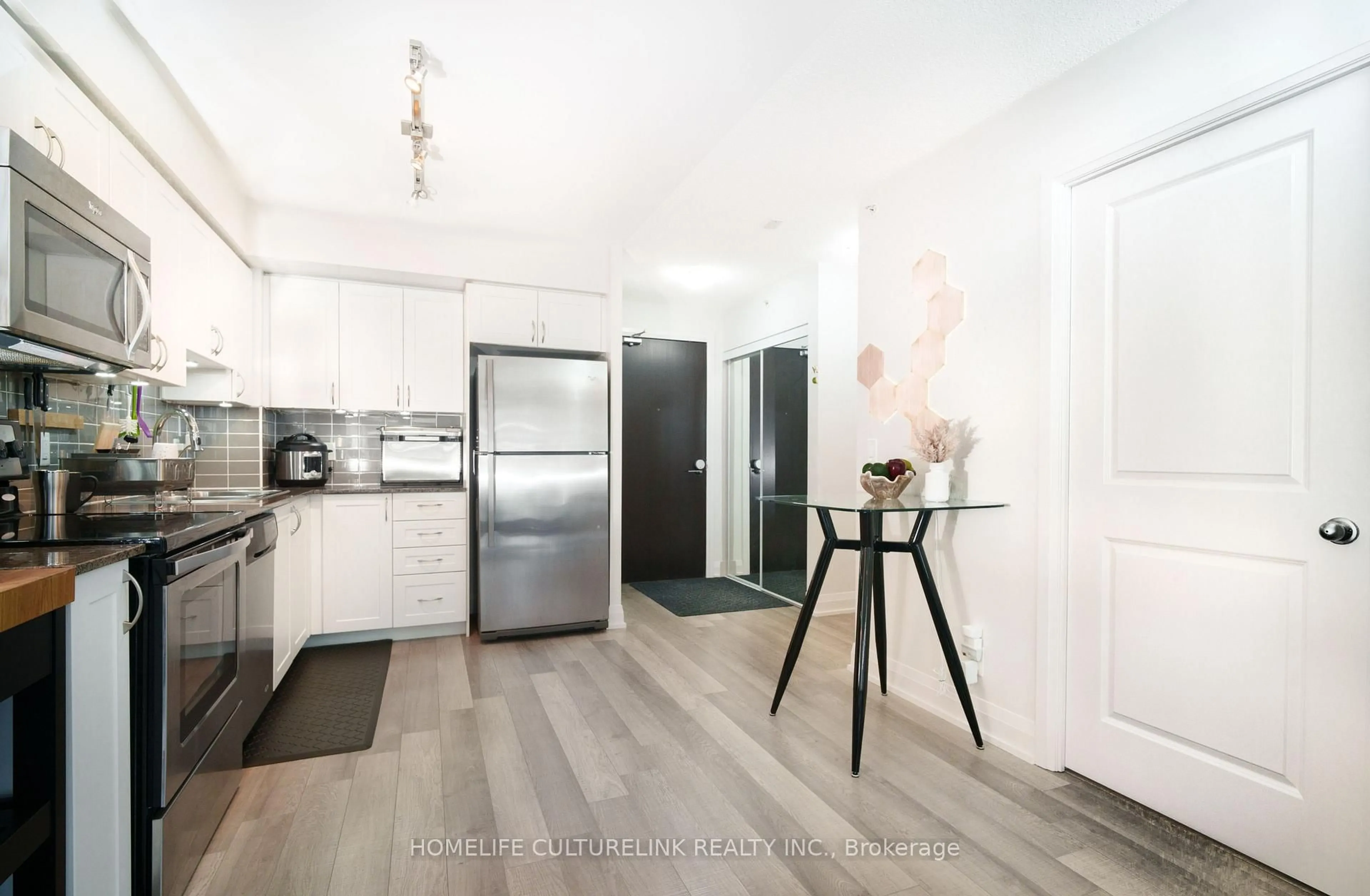 Open concept kitchen, wood/laminate floor for 372 Highway 7 East Highway #616, Richmond Hill Ontario L4B 0C6
