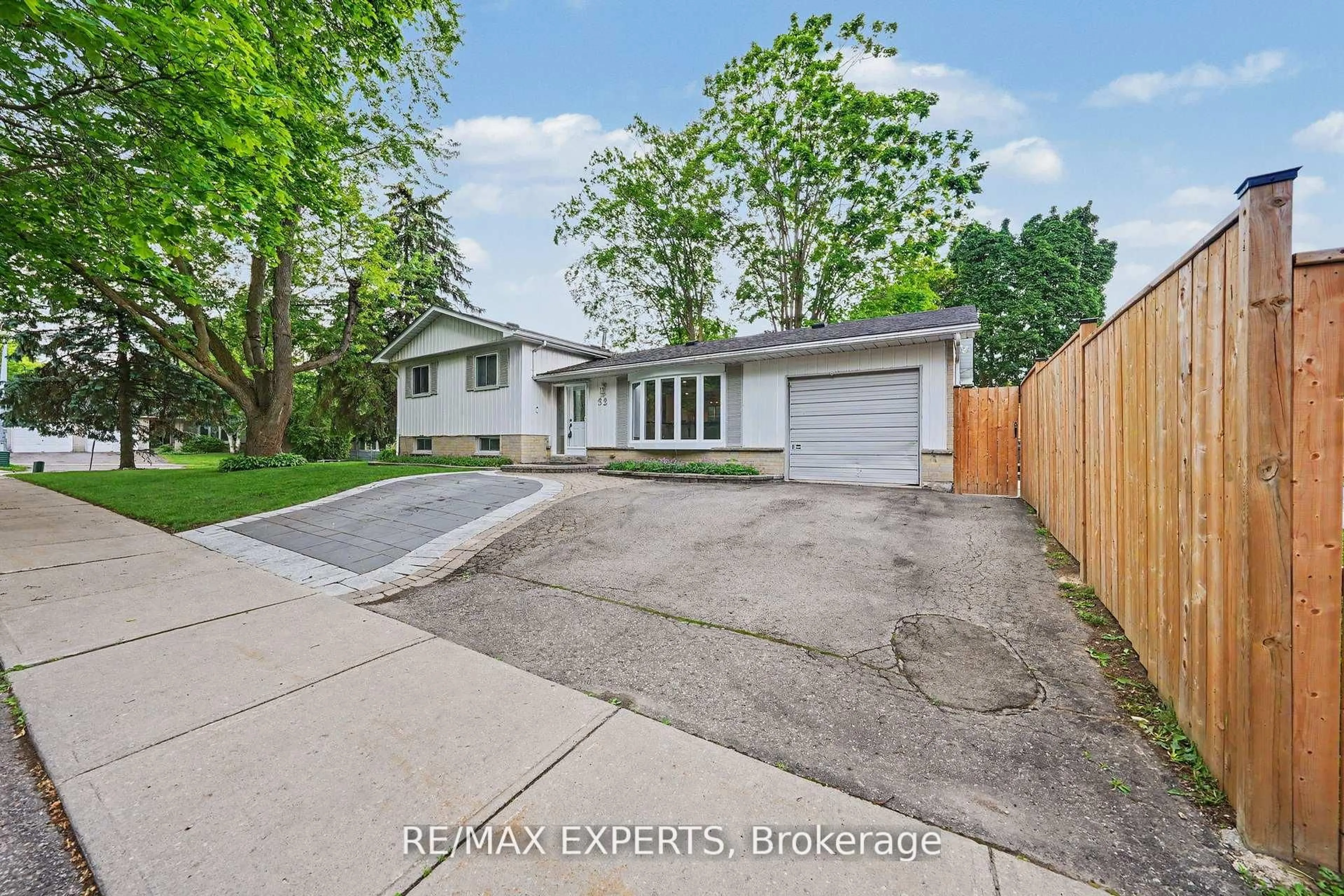 Unknown for 32 Oak Crt, Aurora Ontario L4G 3J6