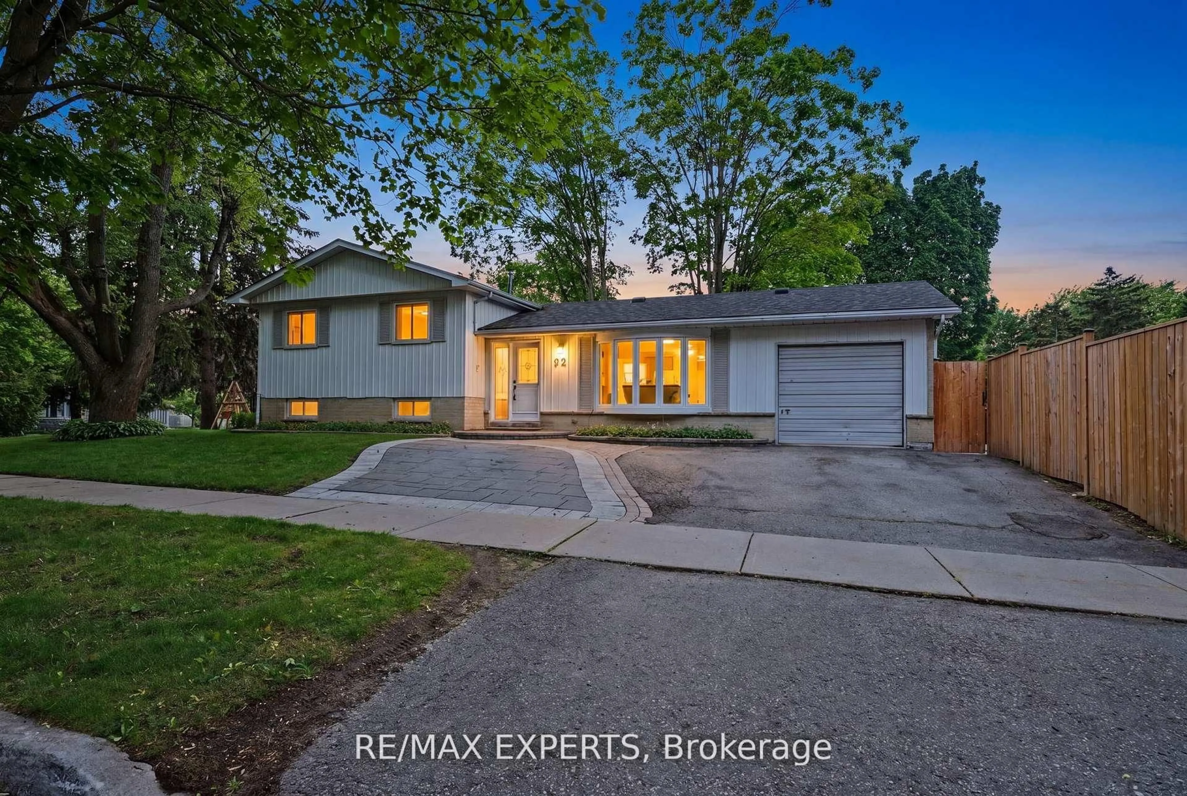 Home with brick exterior material, street for 32 Oak Crt, Aurora Ontario L4G 3J6