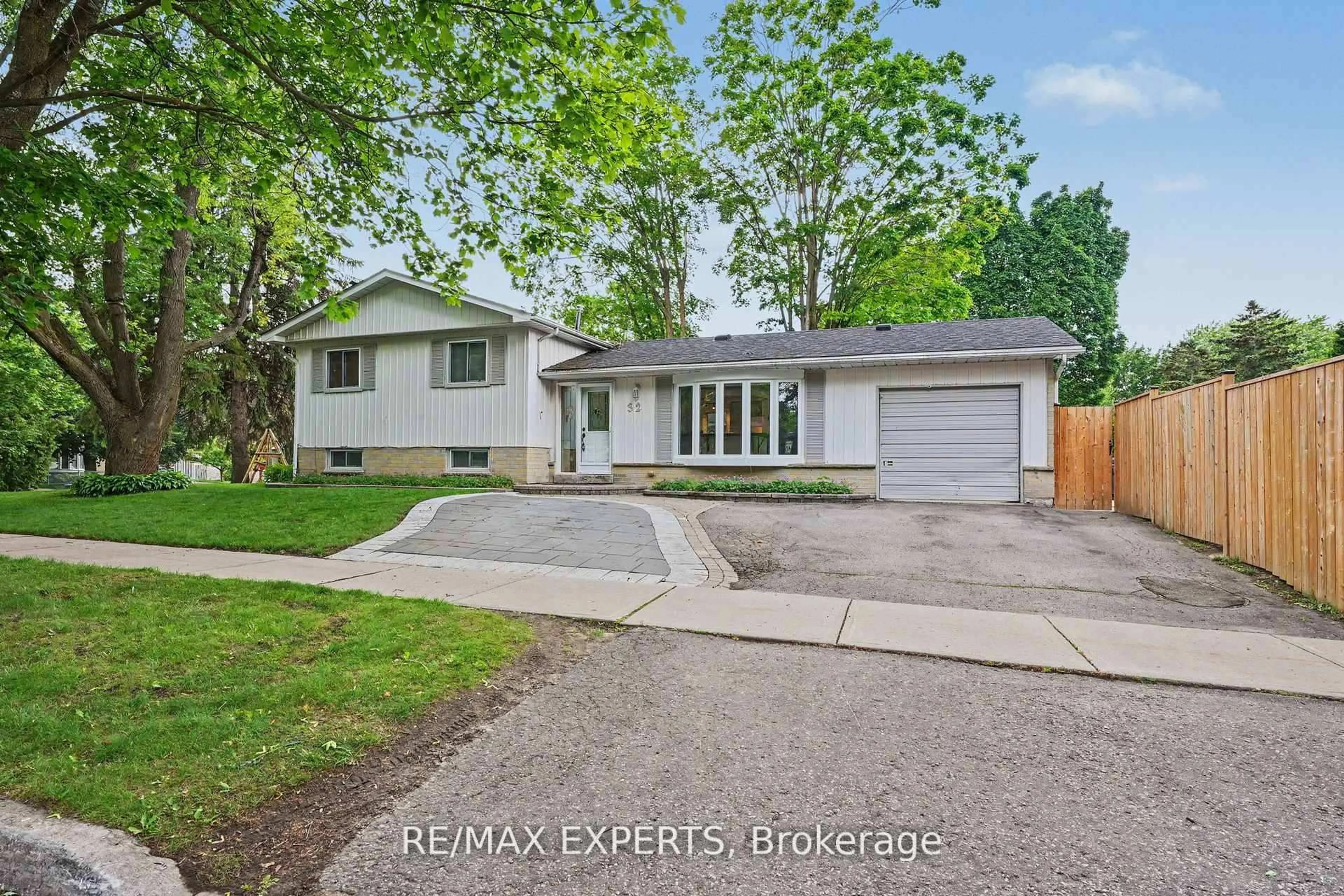 Unknown for 32 Oak Crt, Aurora Ontario L4G 3J6