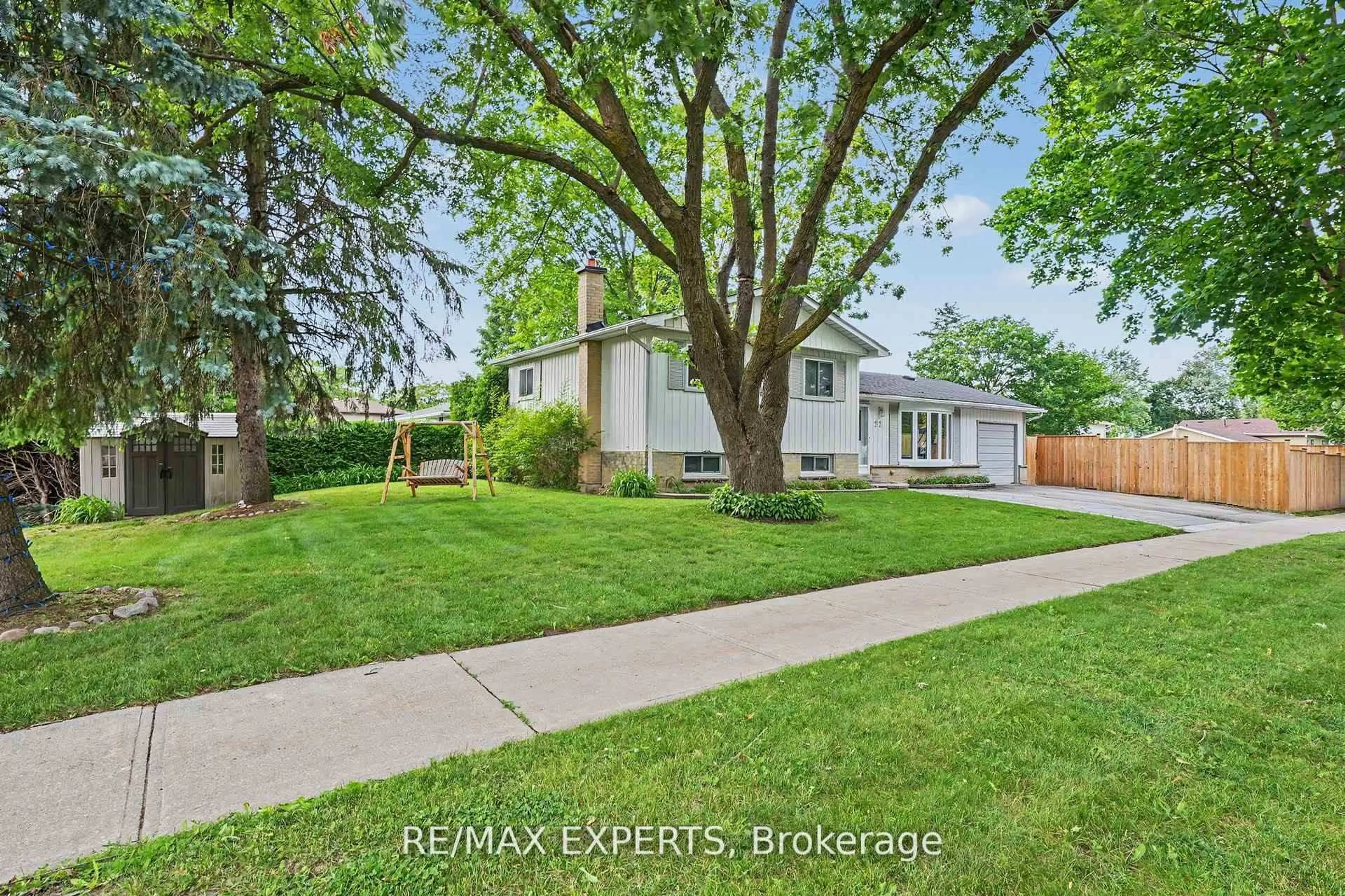 Home with brick exterior material, street for 32 Oak Crt, Aurora Ontario L4G 3J6