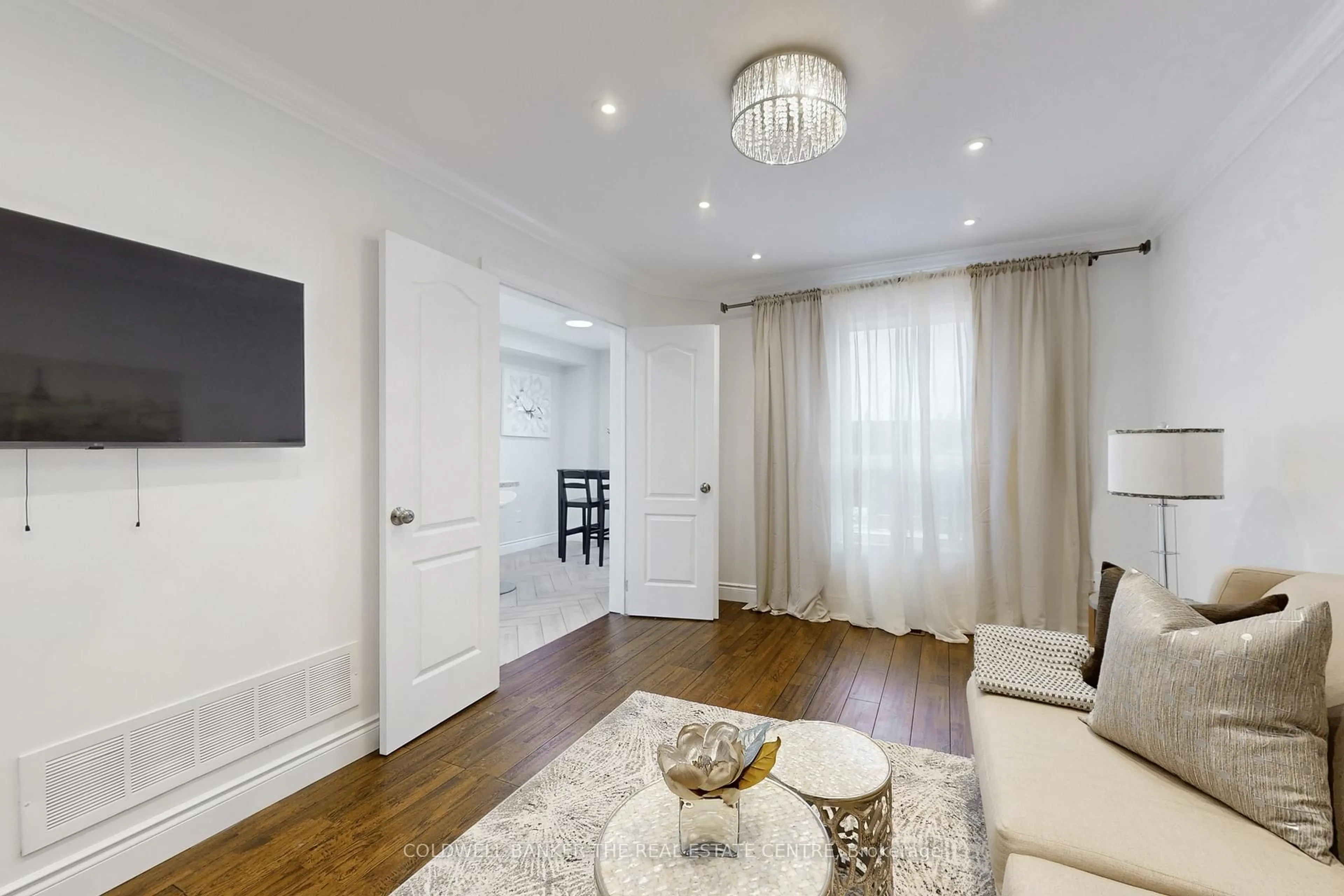 Living room with furniture, wood/laminate floor for 217 Stonebriar Dr, Vaughan Ontario L6A 4A3