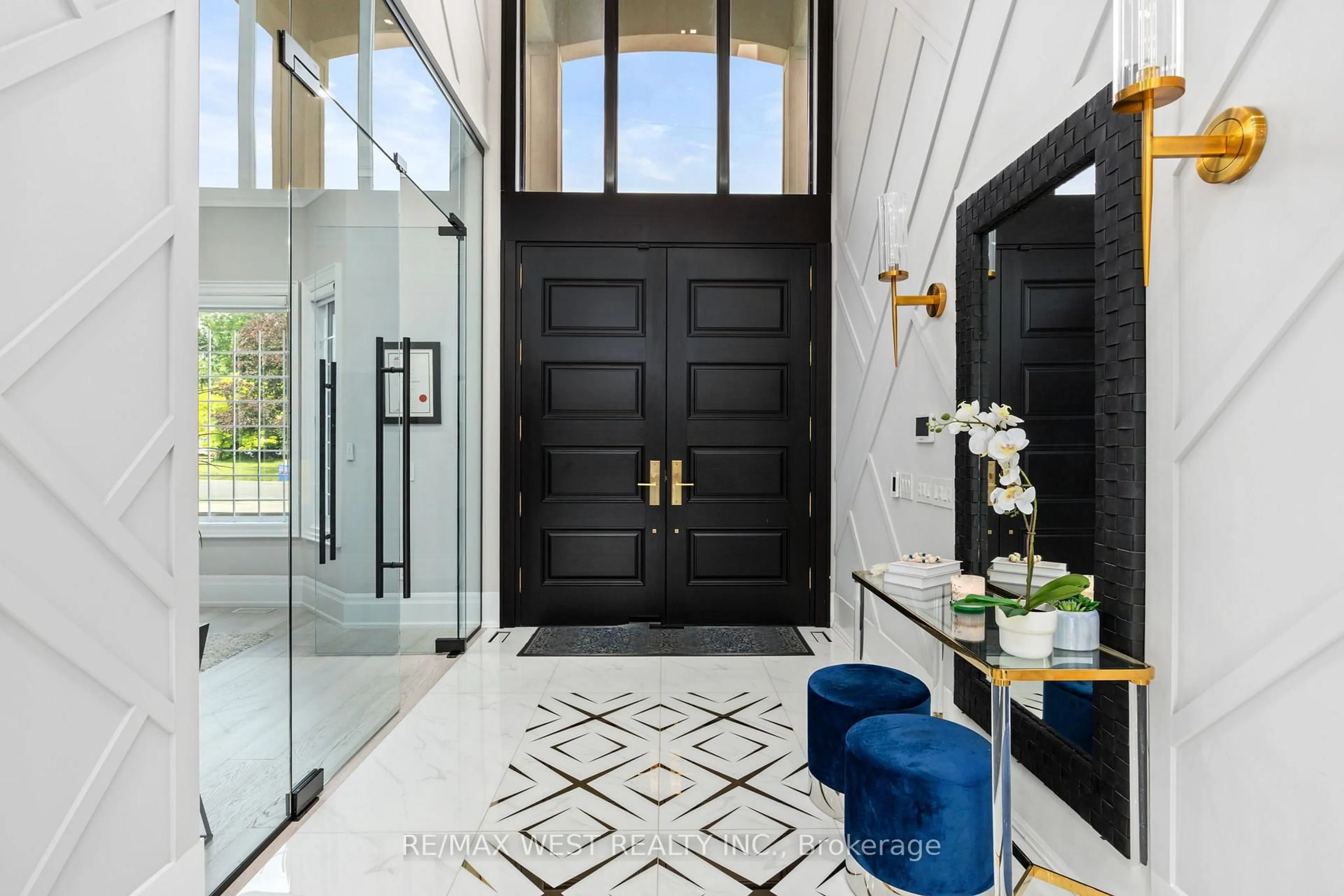 Indoor entryway for 62 Sherwood Forest Dr, Markham Ontario L3P 1P8