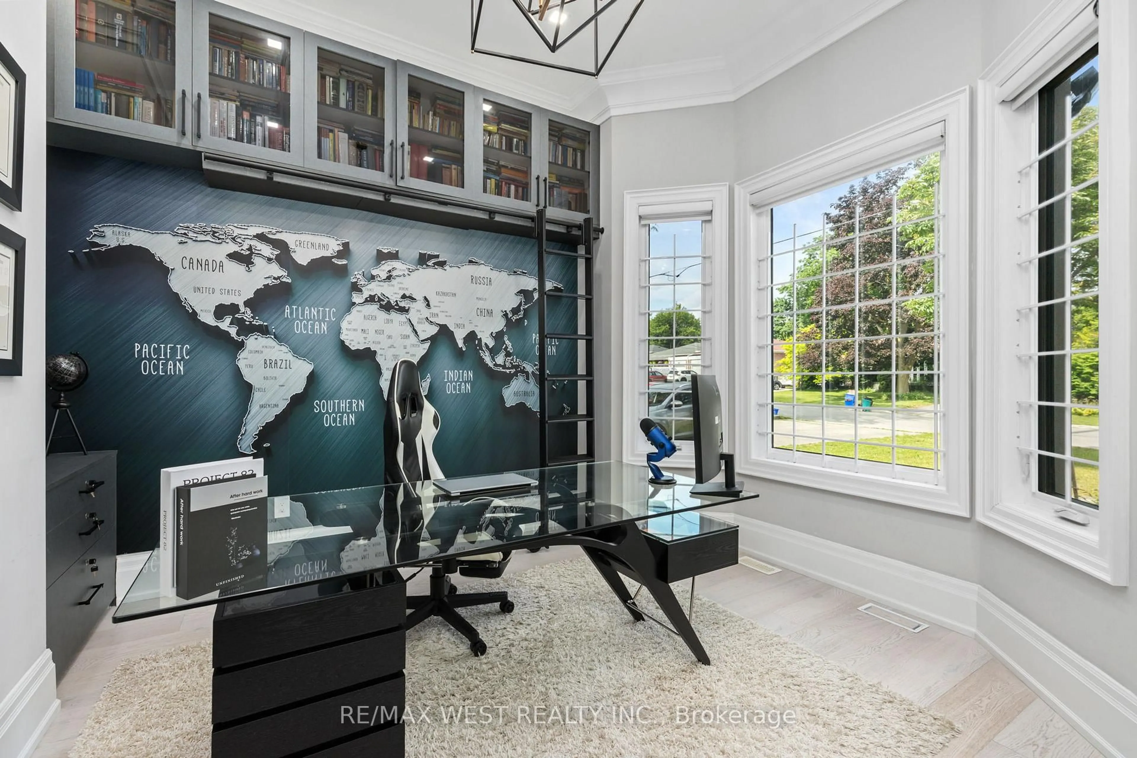 Indoor entryway for 62 Sherwood Forest Dr, Markham Ontario L3P 1P8