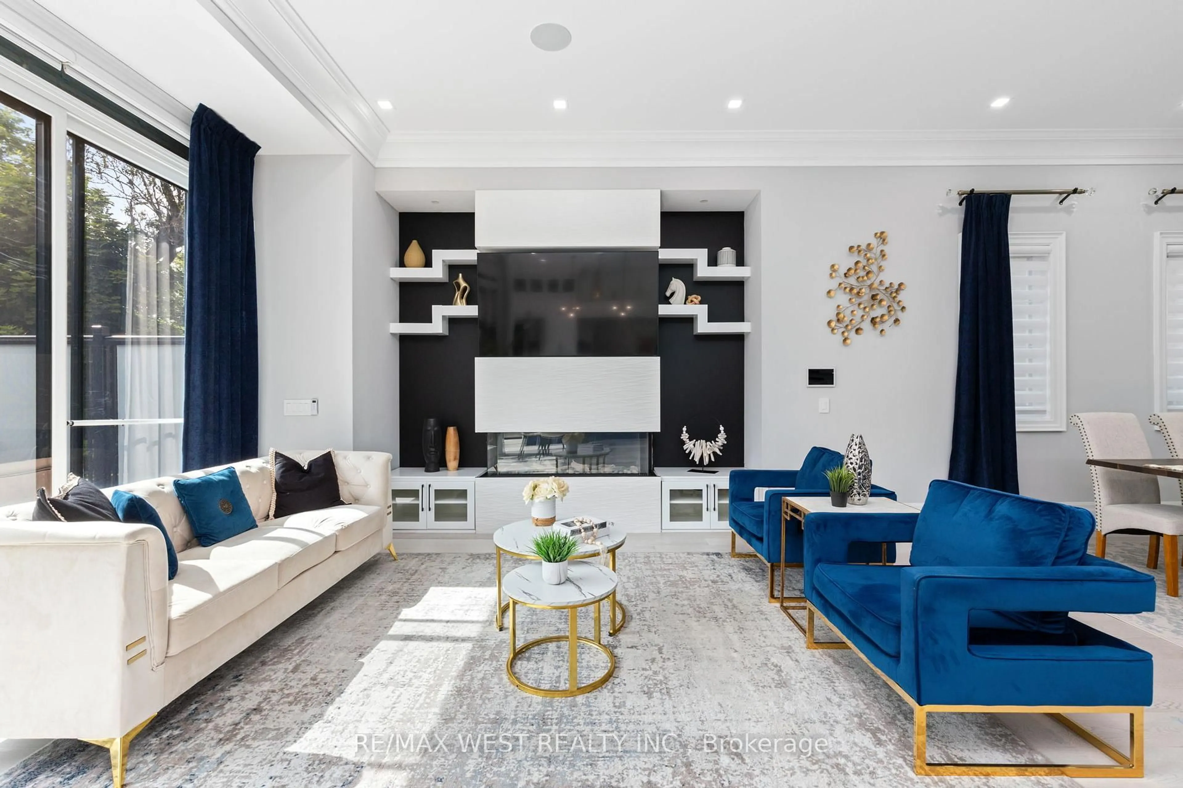 Living room with furniture, unknown for 62 Sherwood Forest Dr, Markham Ontario L3P 1P8