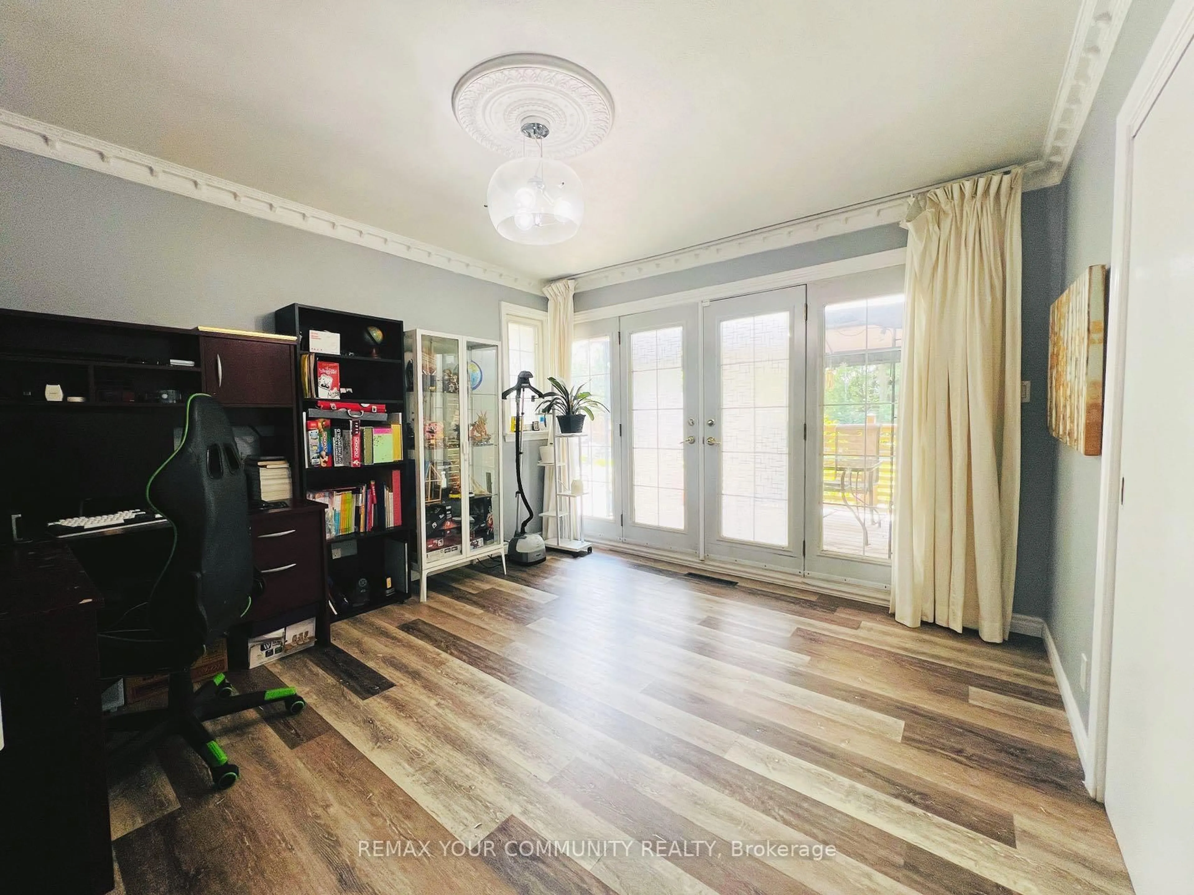 Indoor entryway for 211 James St, King Ontario L7B 1J7
