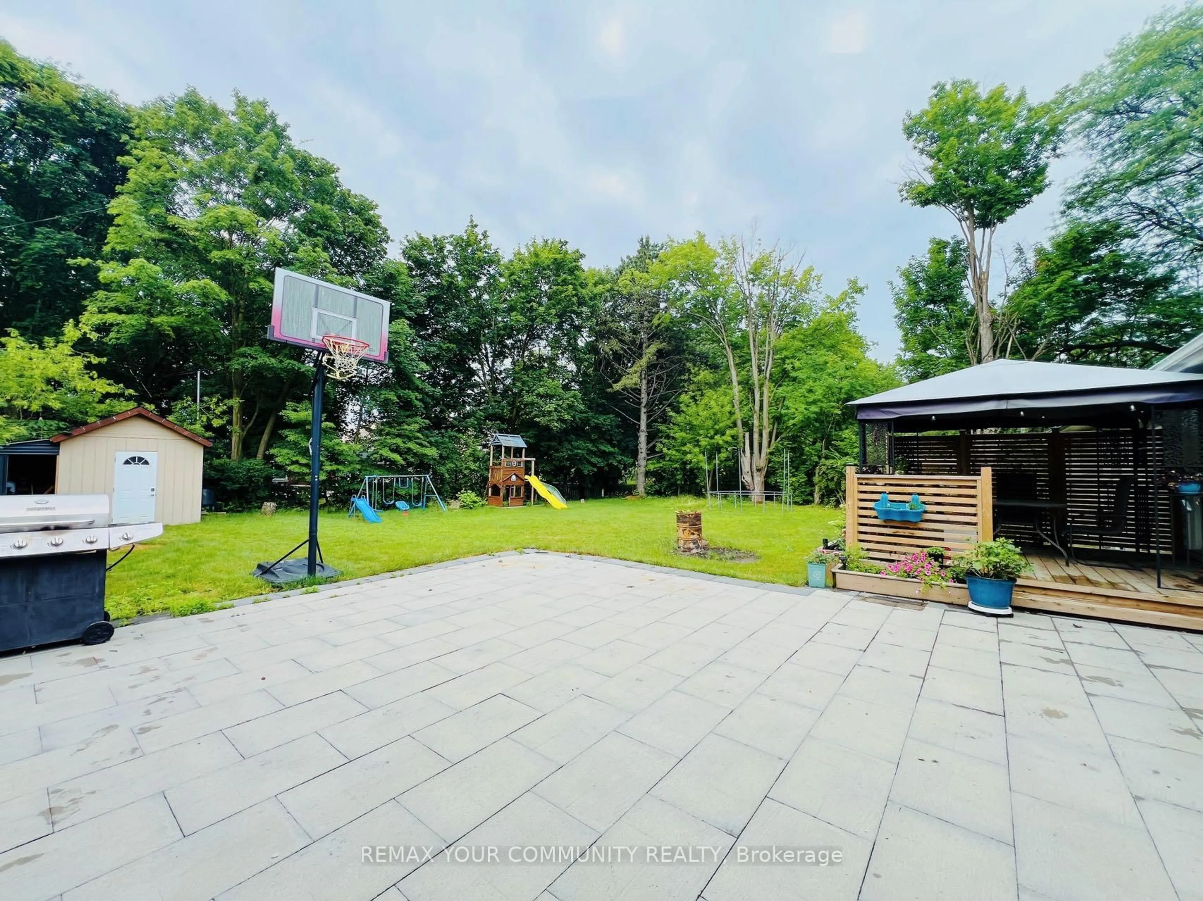 A pic from outside/outdoor area/front of a property/back of a property/a pic from drone, street for 211 James St, King Ontario L7B 1J7
