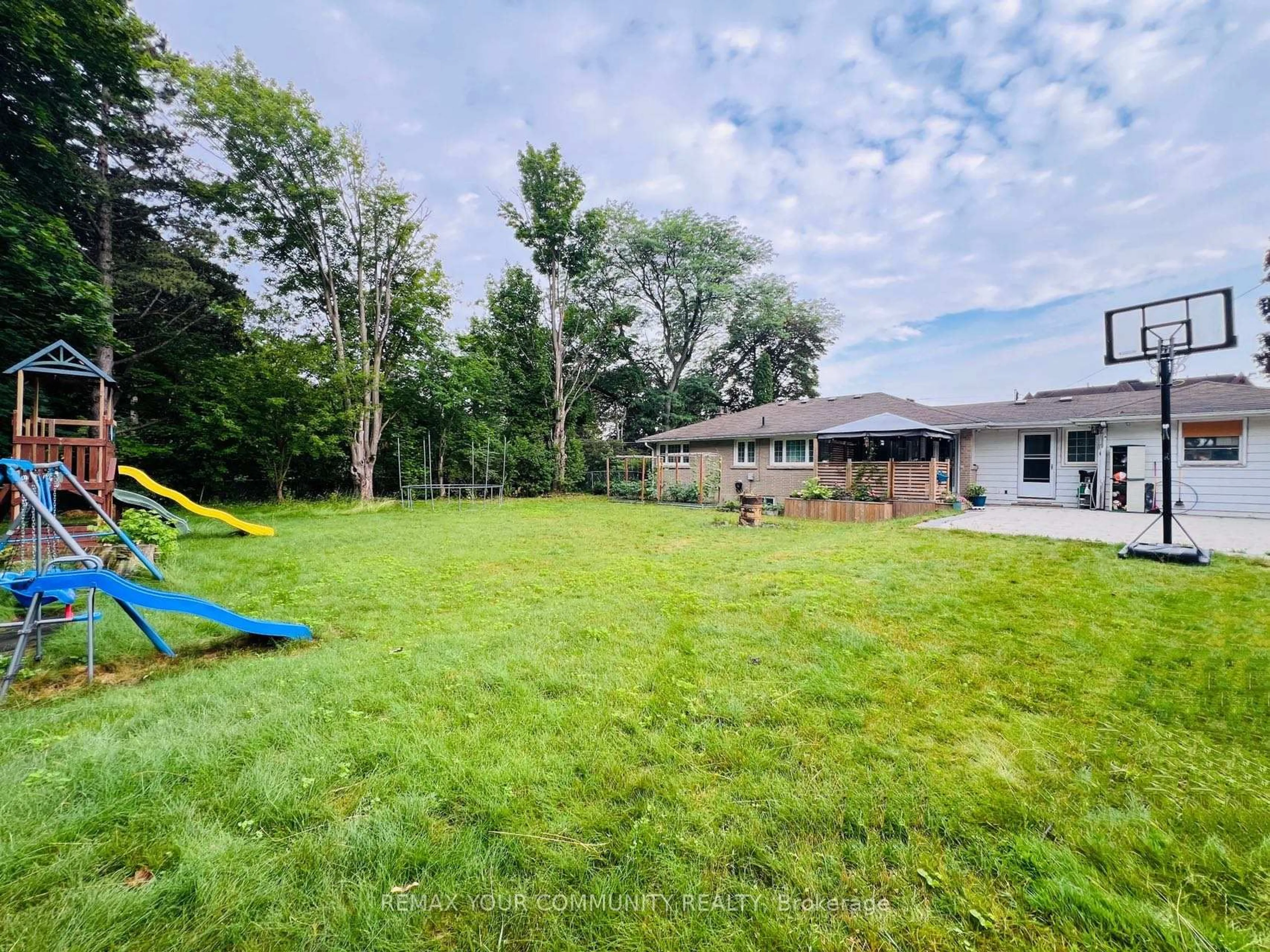 A pic from outside/outdoor area/front of a property/back of a property/a pic from drone, unknown for 211 James St, King Ontario L7B 1J7