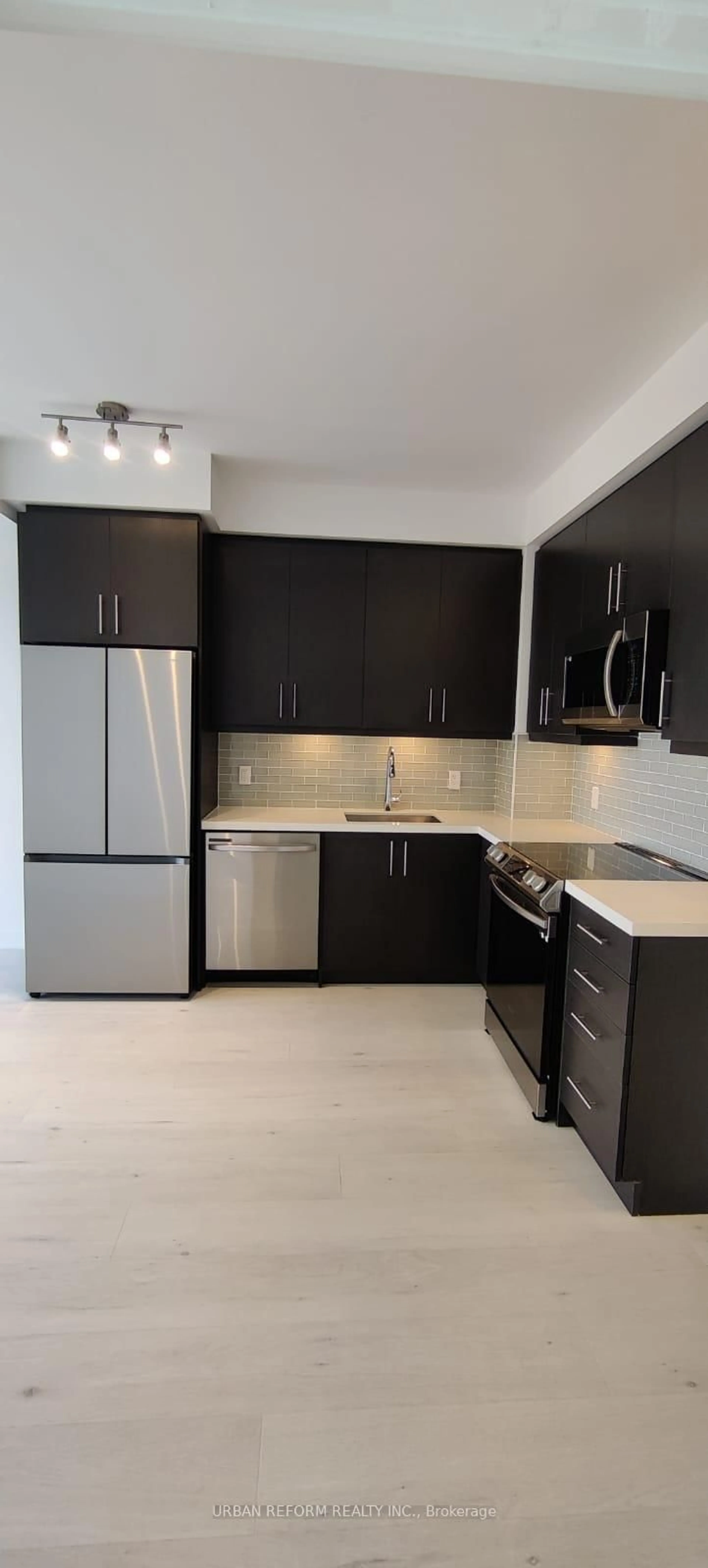 Standard kitchen, ceramic/tile floor for 95 Oneida Cres #801, Richmond Hill Ontario L4B 0H5