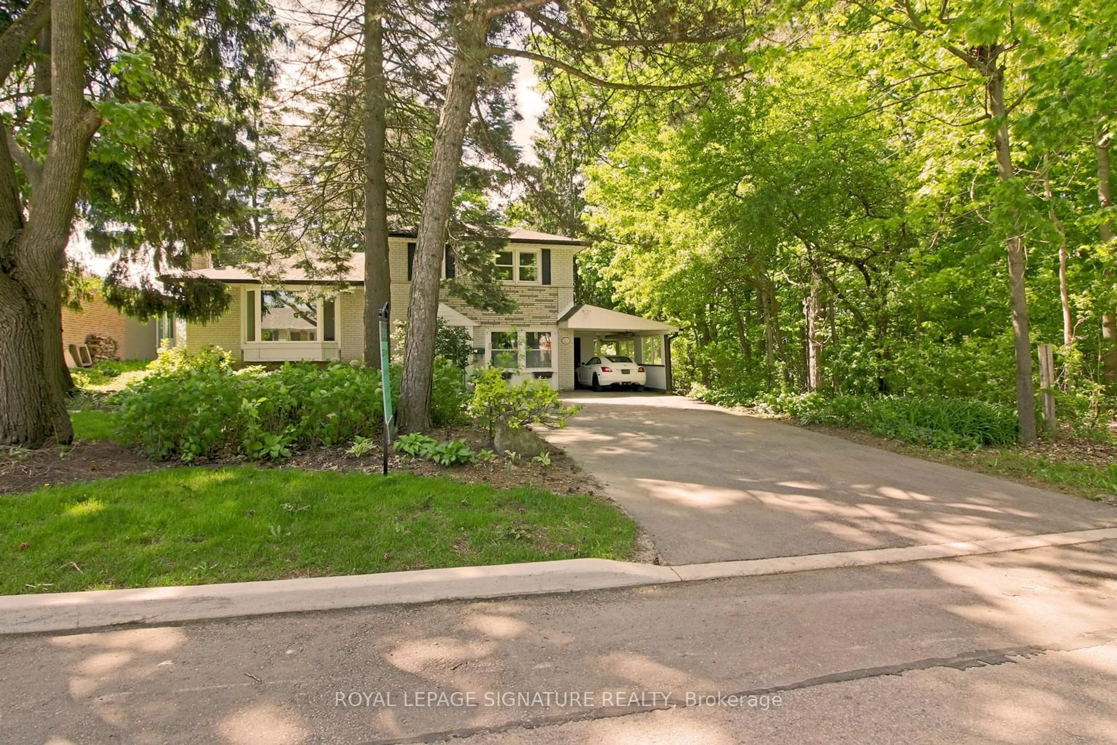 A pic from outside/outdoor area/front of a property/back of a property/a pic from drone, street for 145 Drakefield Rd, Markham Ontario L3P 1G9