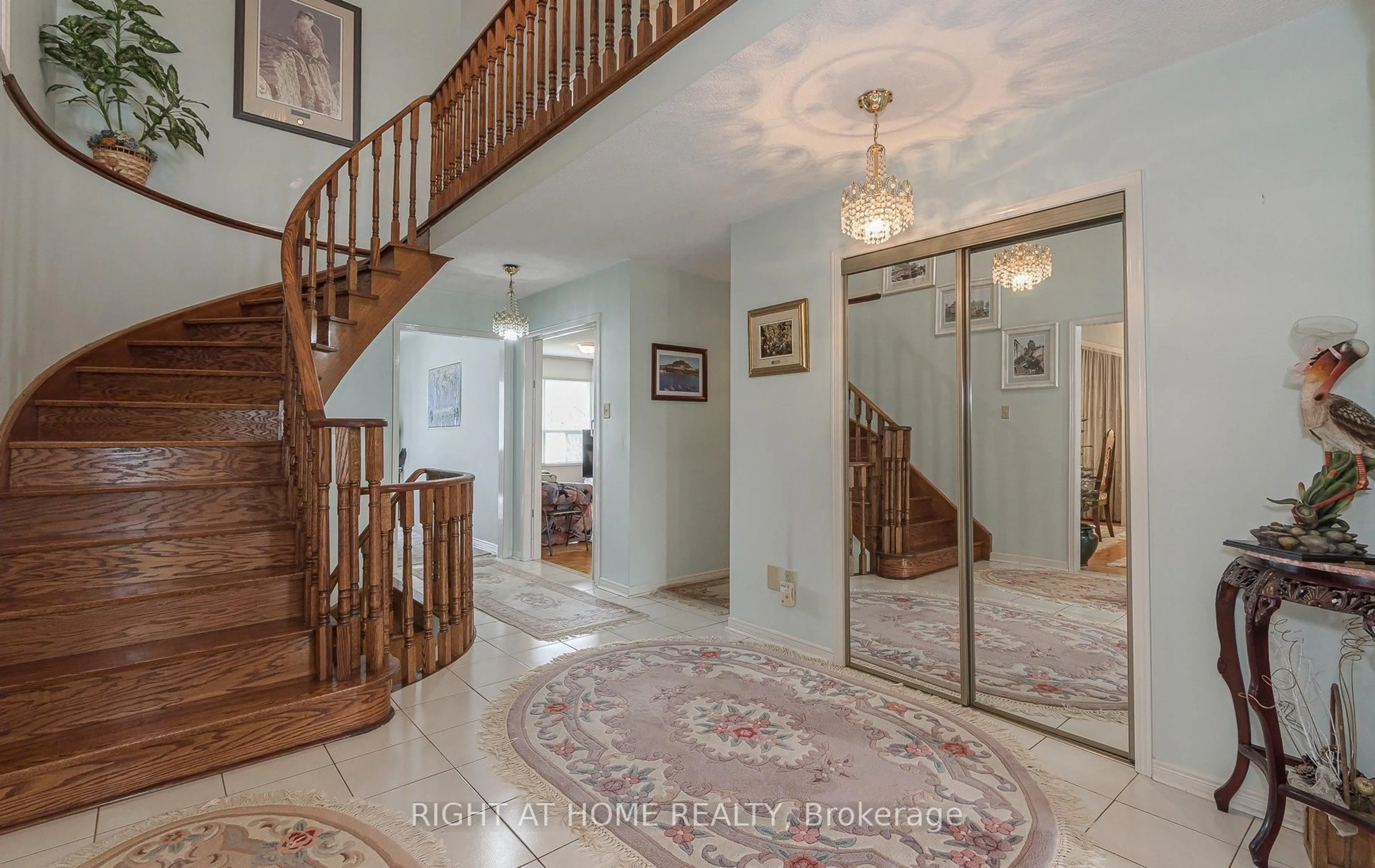Indoor foyer for 19 Western Skies Crt, Vaughan Ontario L4L 8B6