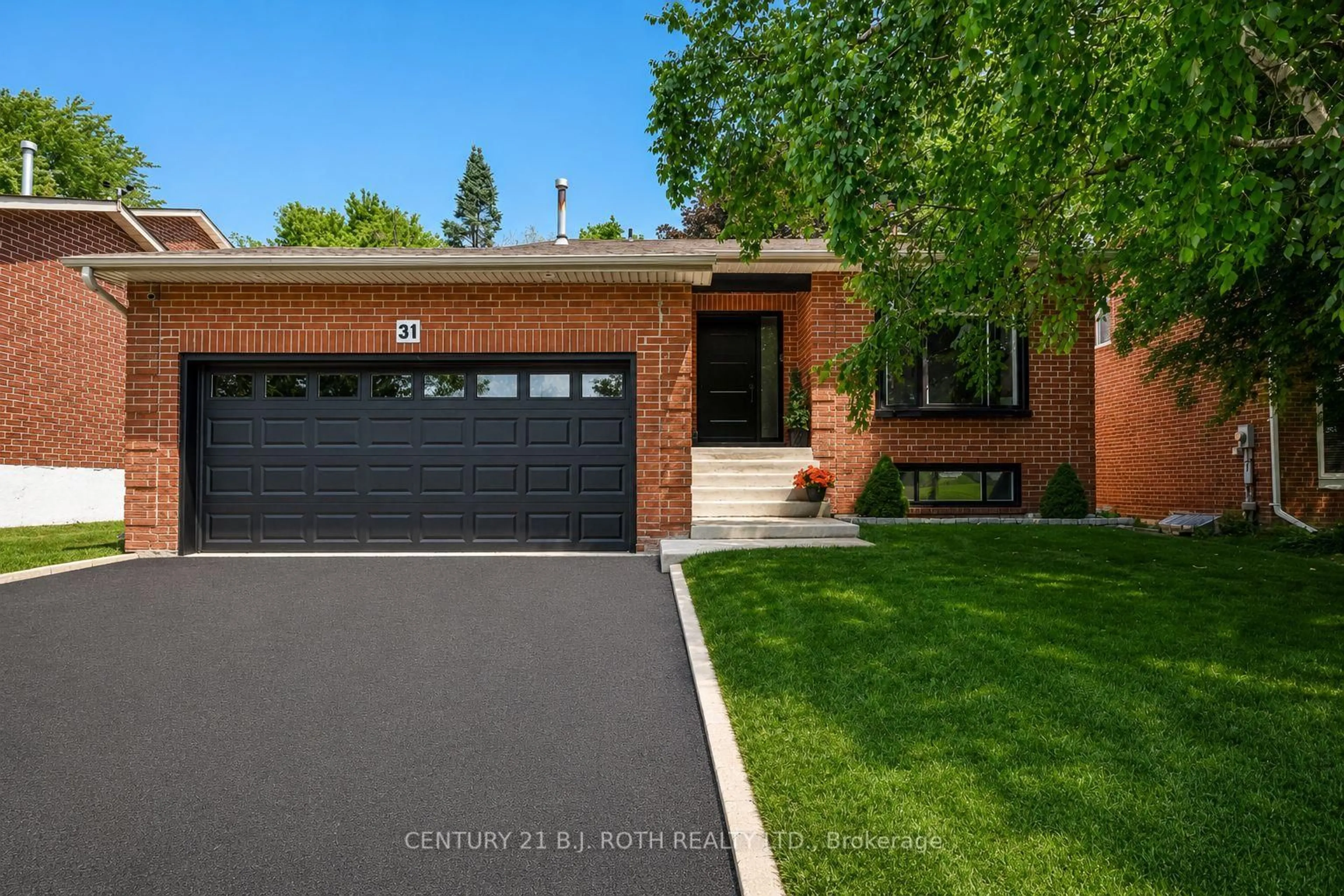 Home with brick exterior material, street for 31 Kingston Rd, Newmarket Ontario L3Y 5W5