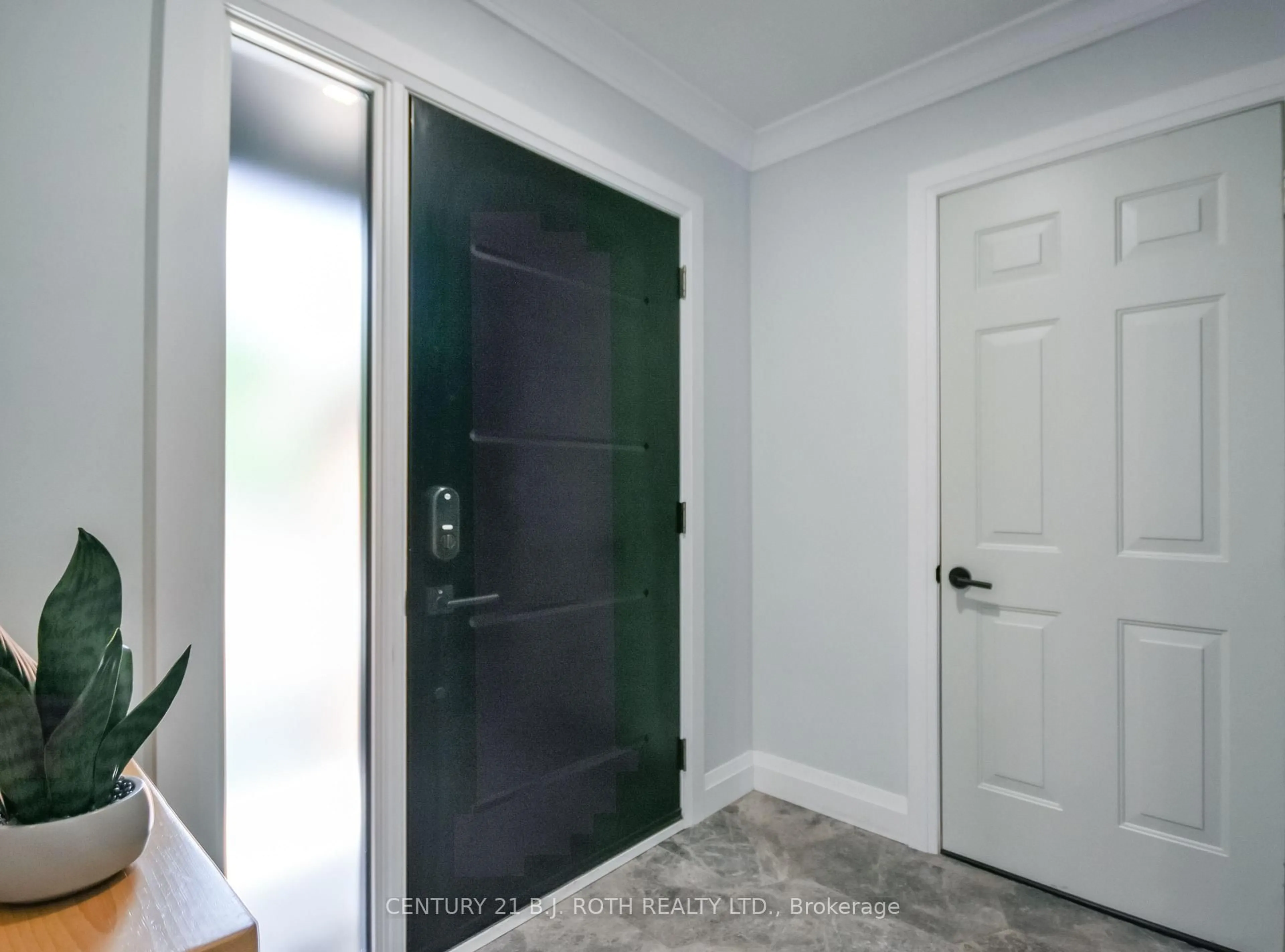 Indoor entryway for 31 Kingston Rd, Newmarket Ontario L3Y 5W5