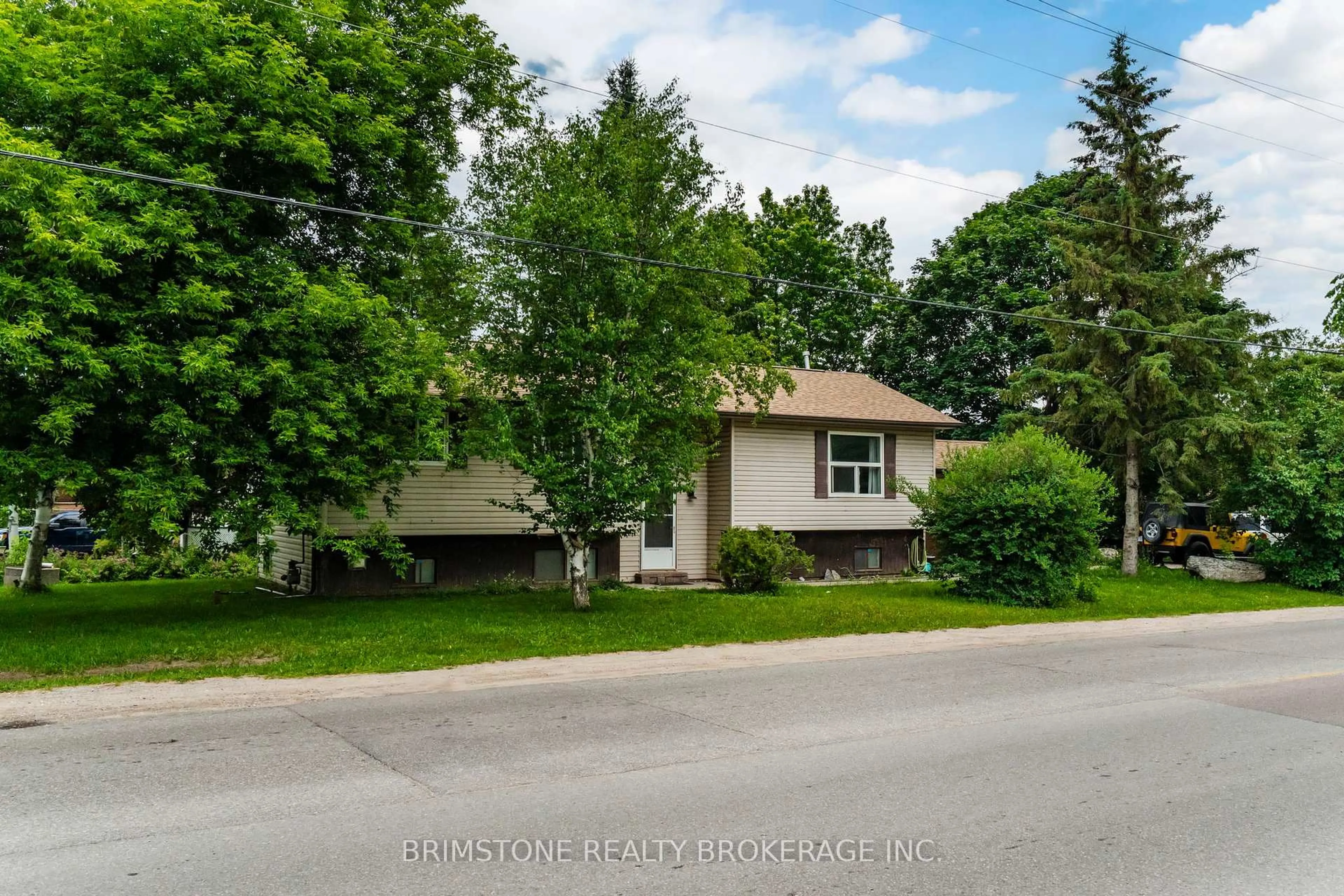A pic from outside/outdoor area/front of a property/back of a property/a pic from drone, street for 2693 25TH Sdrd, Innisfil Ontario L9S 3S9