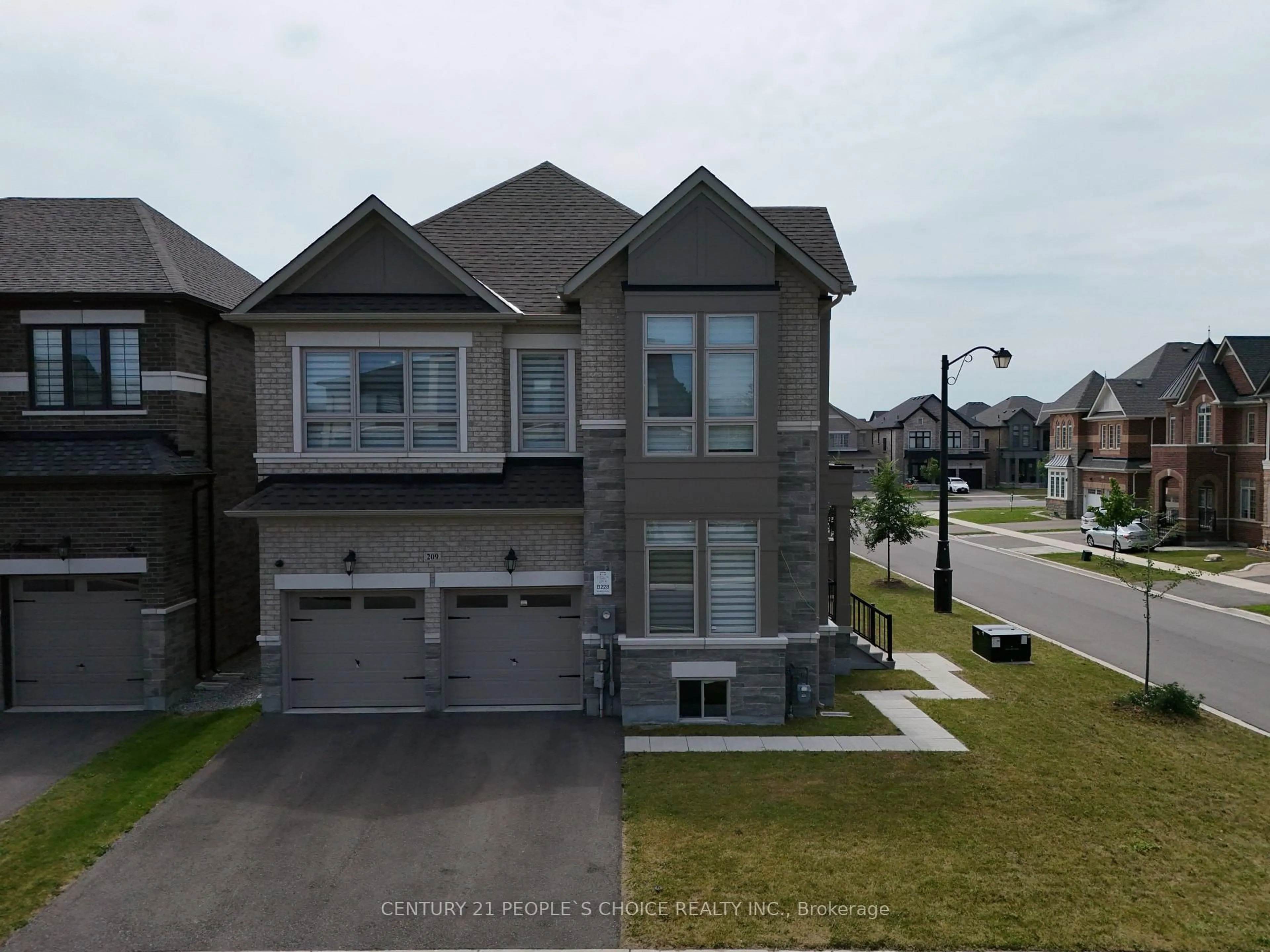 A pic from outside/outdoor area/front of a property/back of a property/a pic from drone, street for 209 Stilton Ave, Vaughan Ontario L4H 5B9