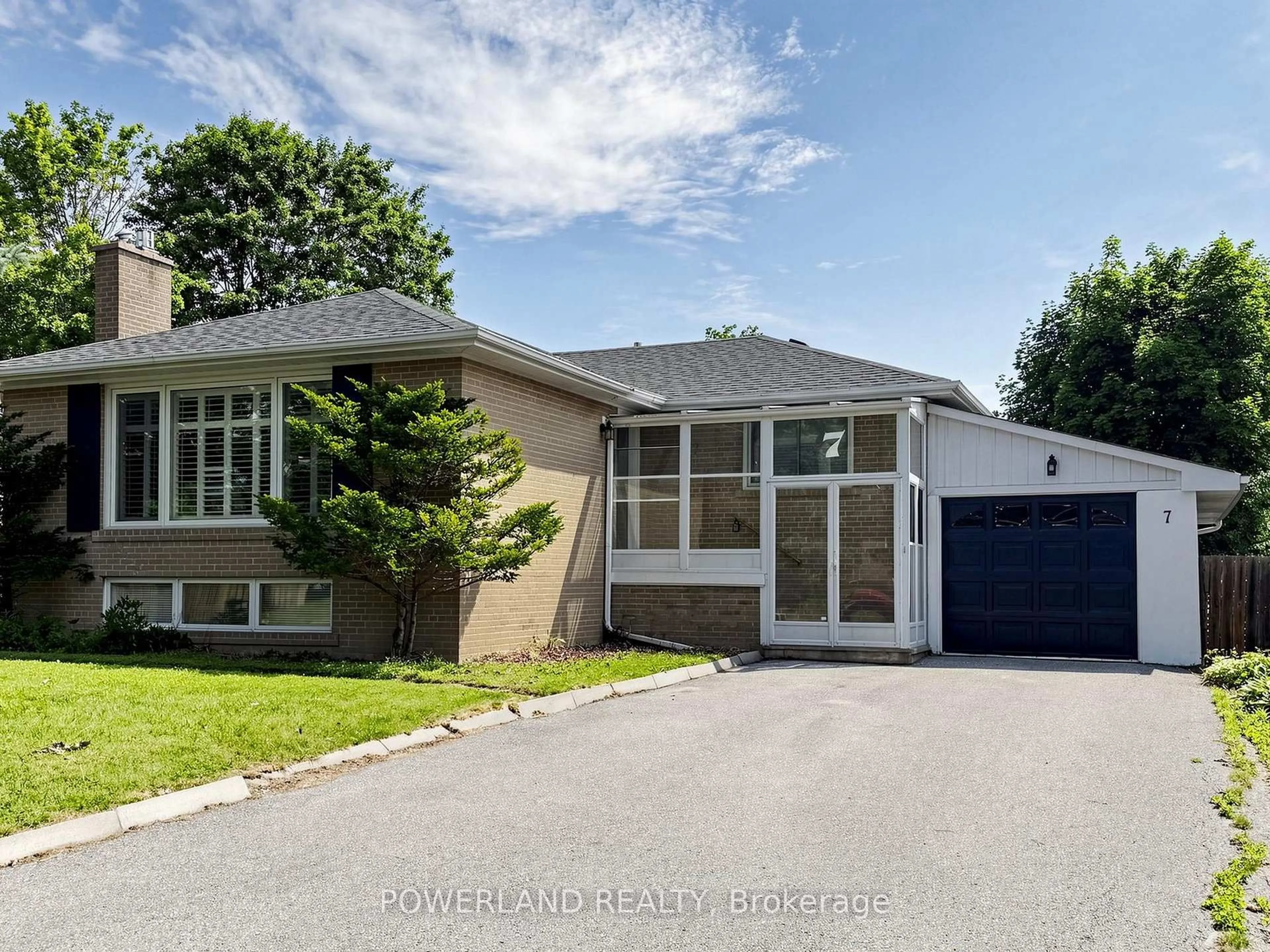 Home with vinyl exterior material, street for 7 Laurentide Ave, Aurora Ontario L4G 3B3