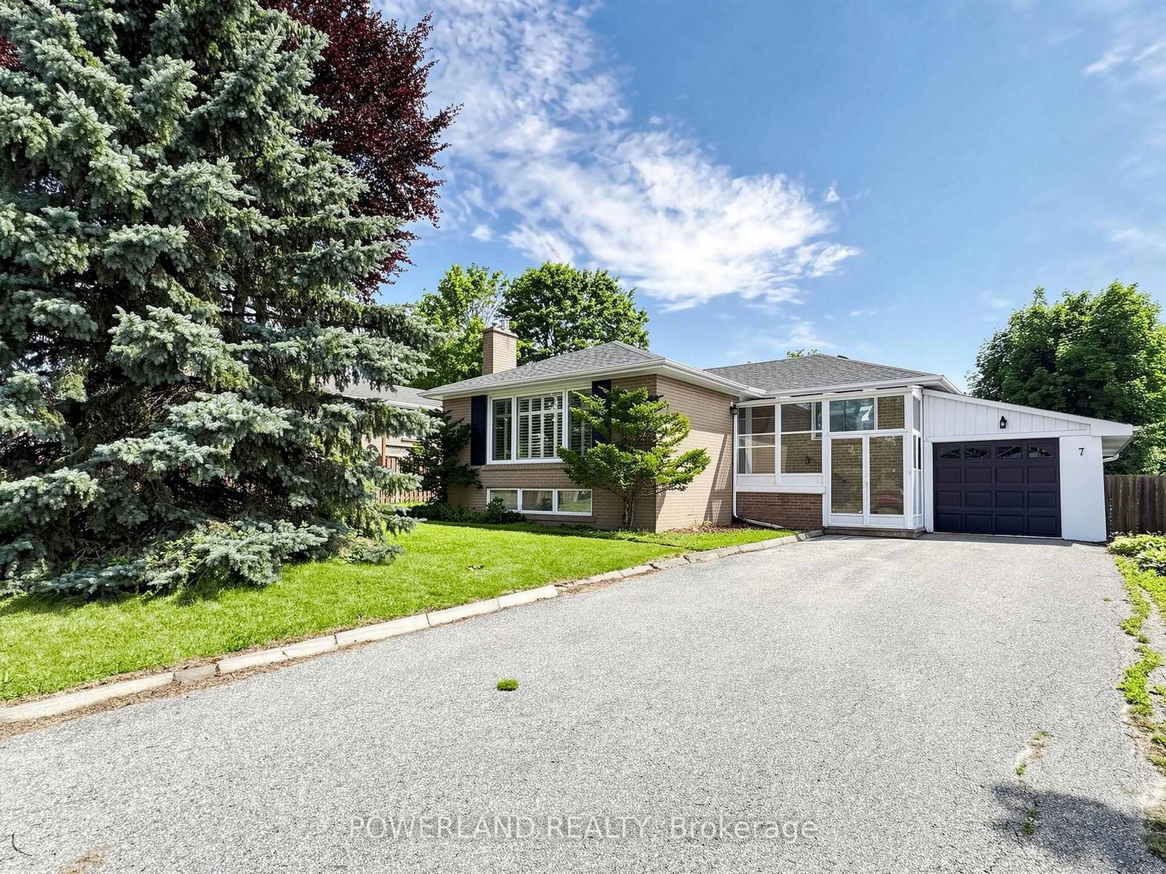 A pic from outside/outdoor area/front of a property/back of a property/a pic from drone, street for 7 Laurentide Ave, Aurora Ontario L4G 3B3