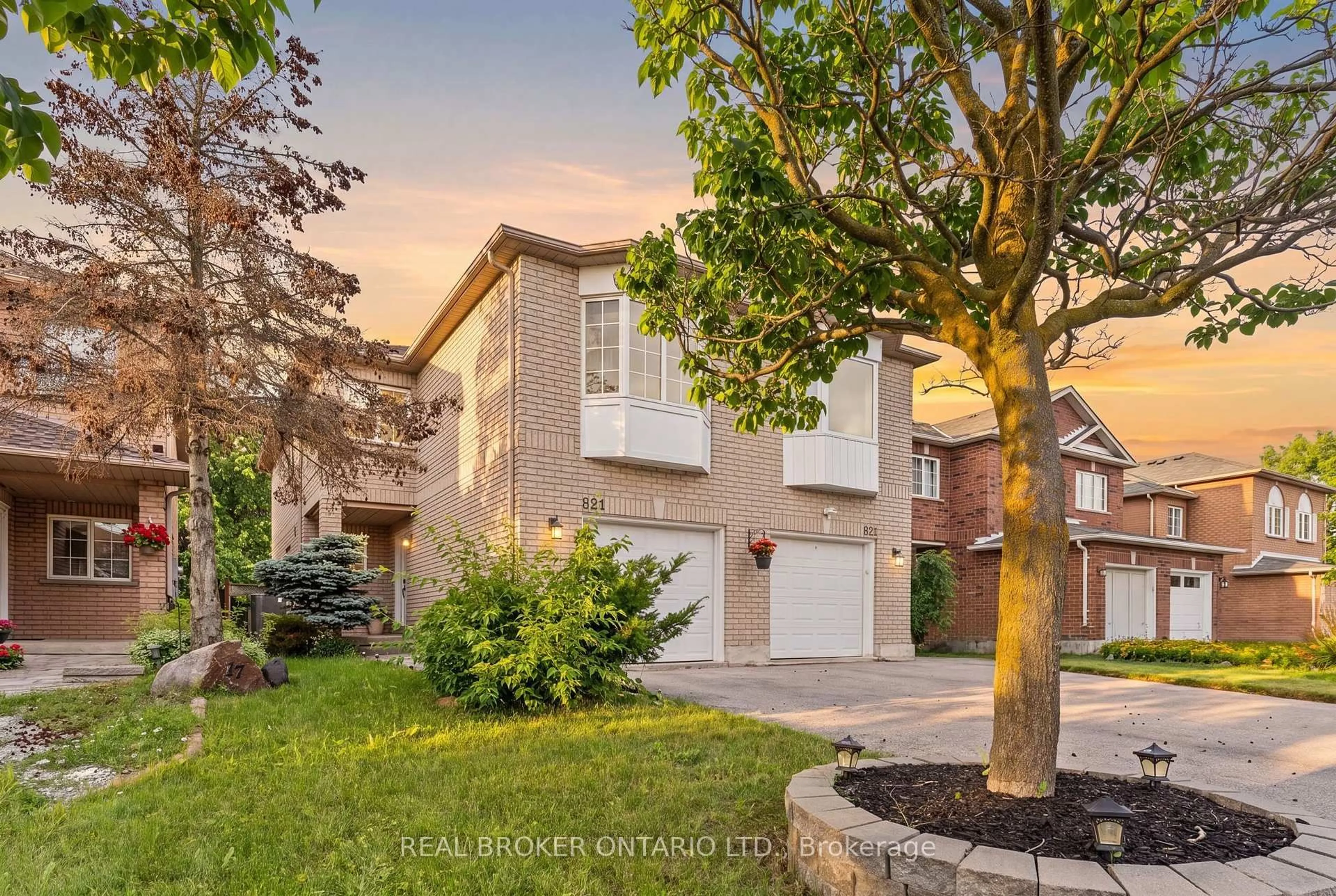 Home with brick exterior material, street for 821 Pucks Pl, Newmarket Ontario L3X 2K3