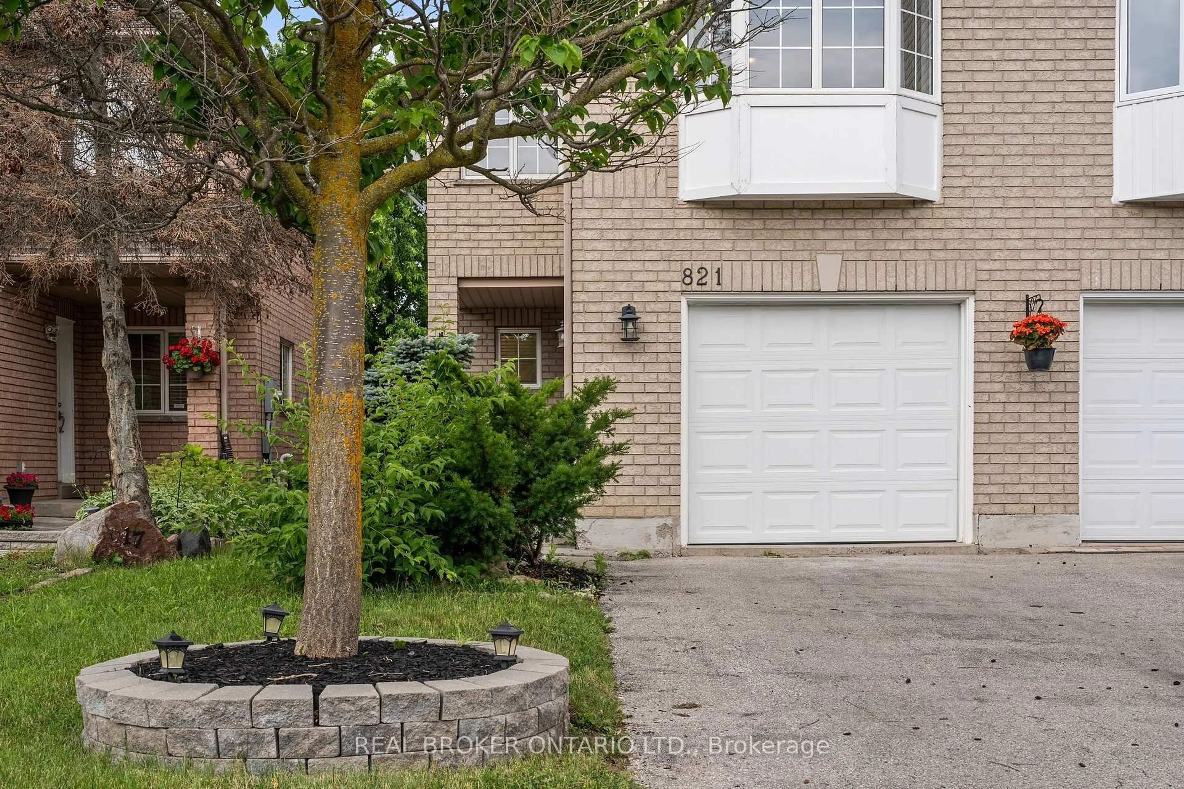Home with brick exterior material, street for 821 Pucks Pl, Newmarket Ontario L3X 2K3