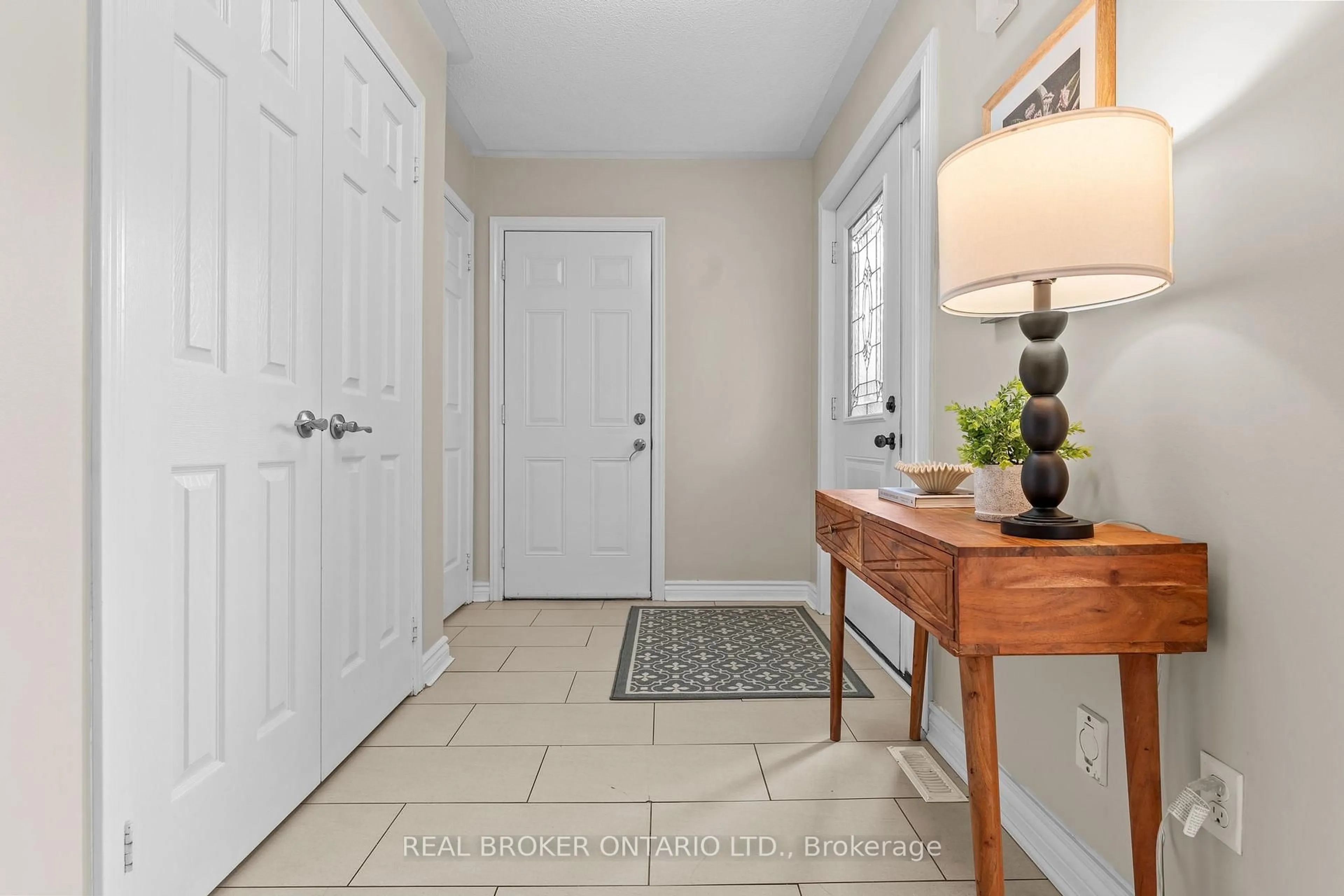 Indoor entryway for 821 Pucks Pl, Newmarket Ontario L3X 2K3
