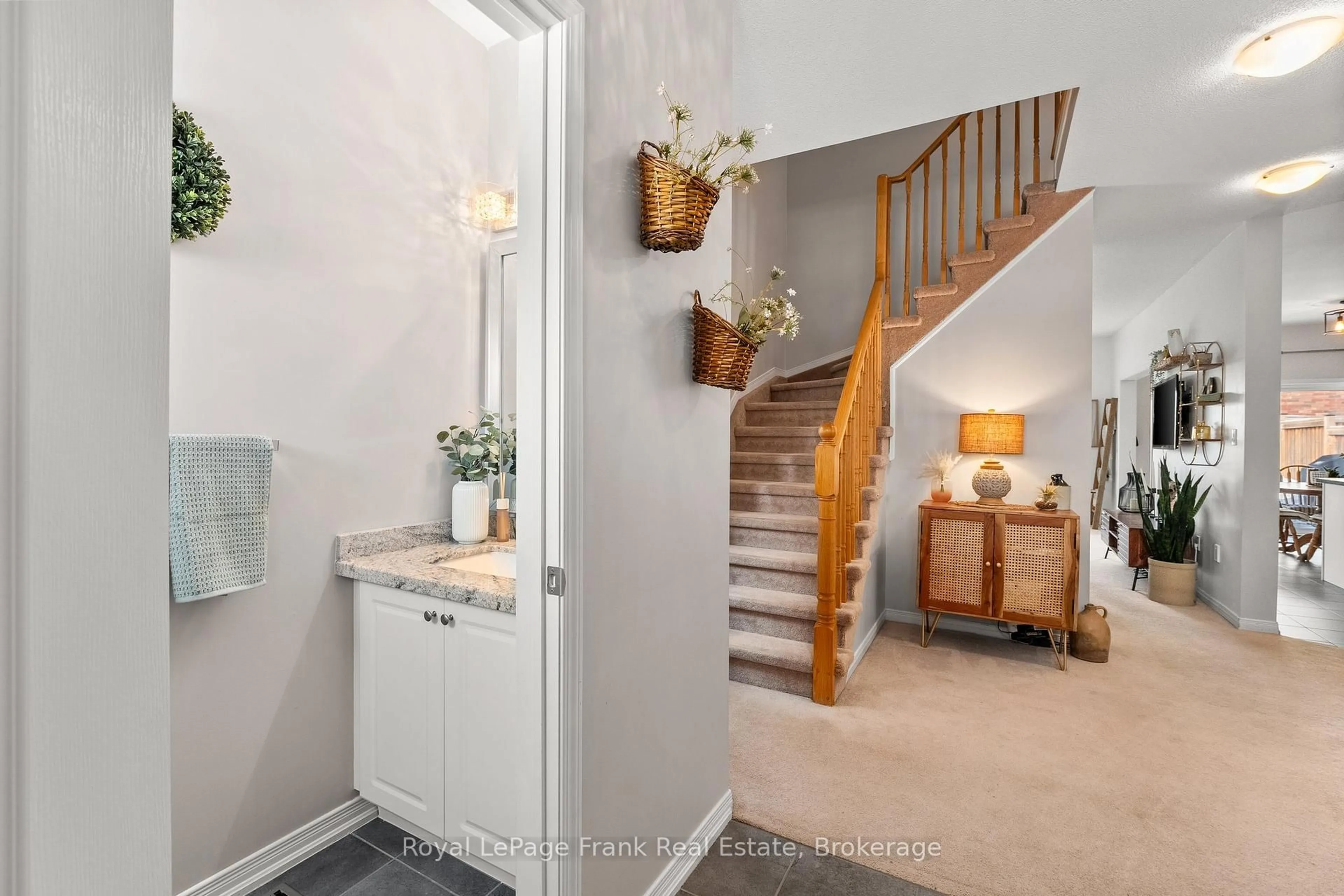 Indoor entryway for 2086 Galloway St, Innisfil Ontario L9S 4B7