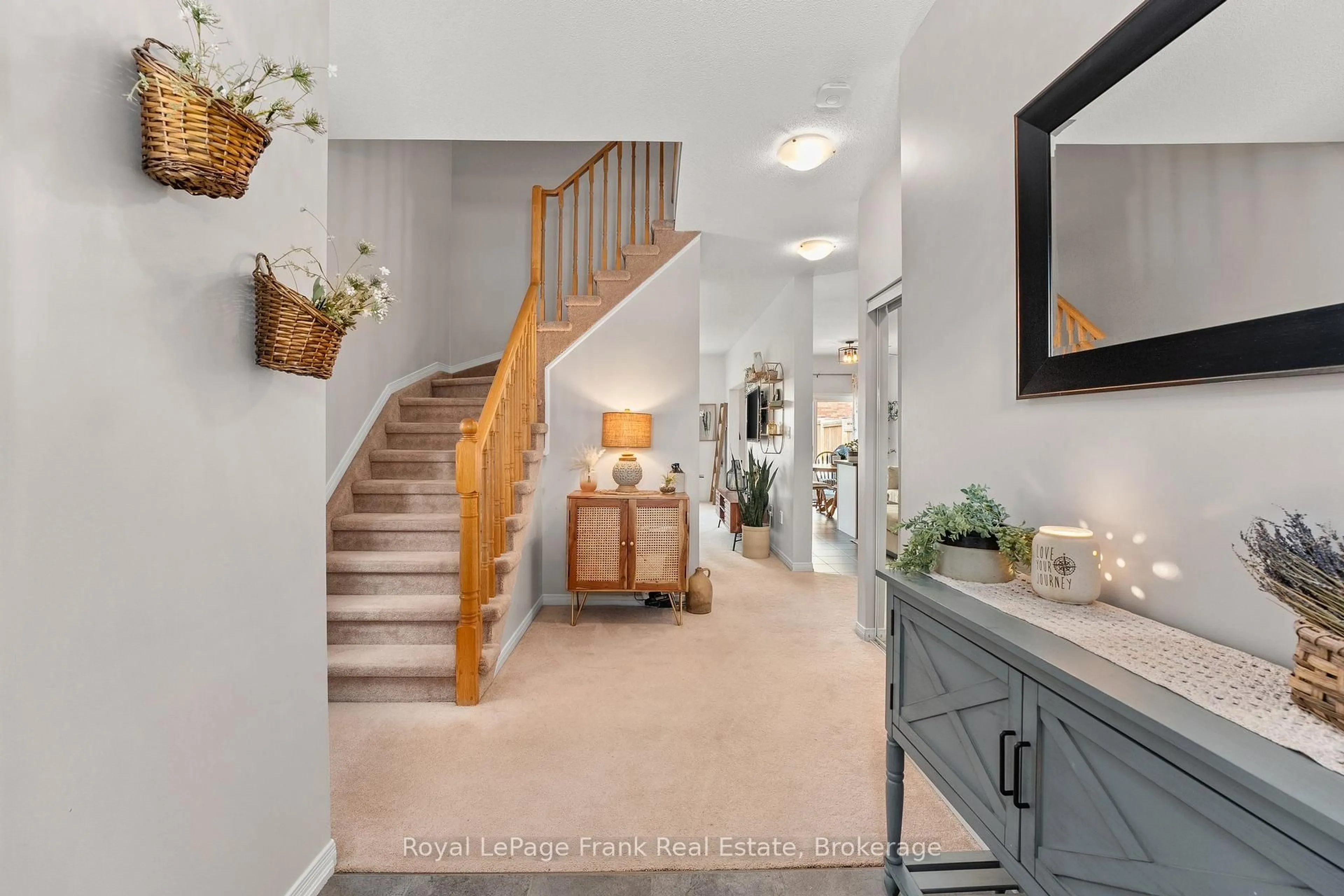 Indoor entryway for 2086 Galloway St, Innisfil Ontario L9S 4B7