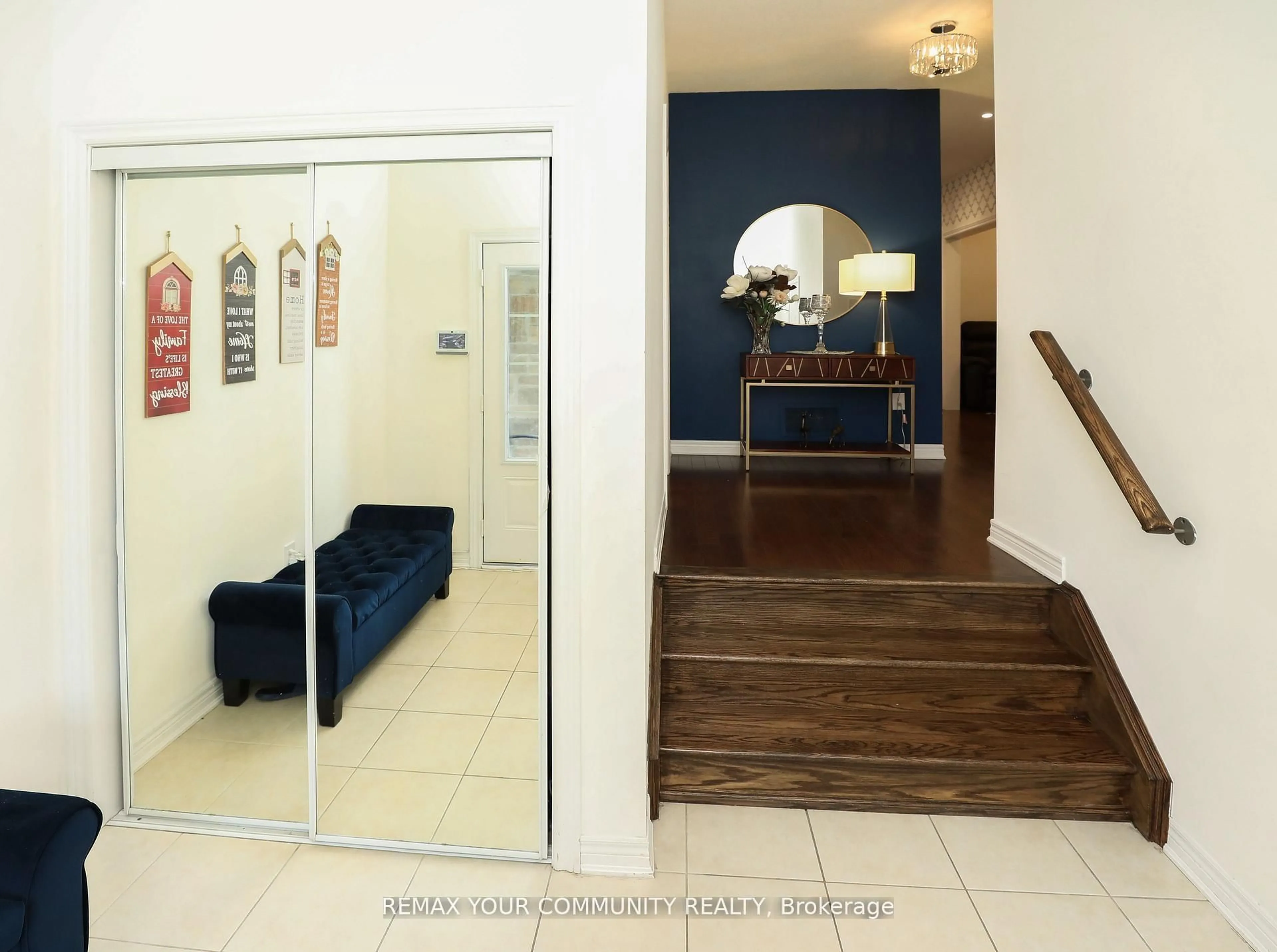 Indoor foyer for 39 Kavanagh Ave, East Gwillimbury Ontario L9N 0P6