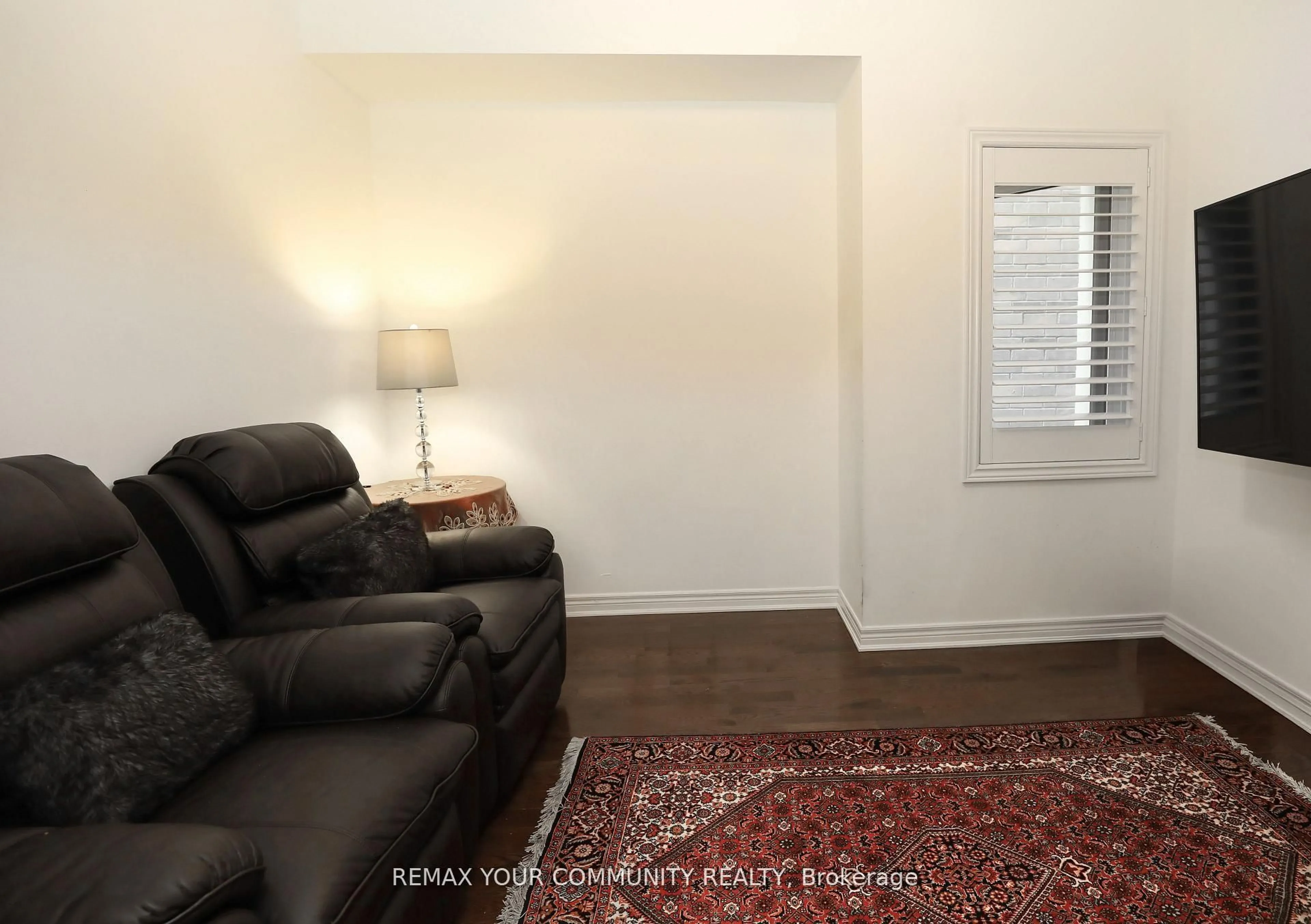 Living room with furniture, unknown for 39 Kavanagh Ave, East Gwillimbury Ontario L9N 0P6