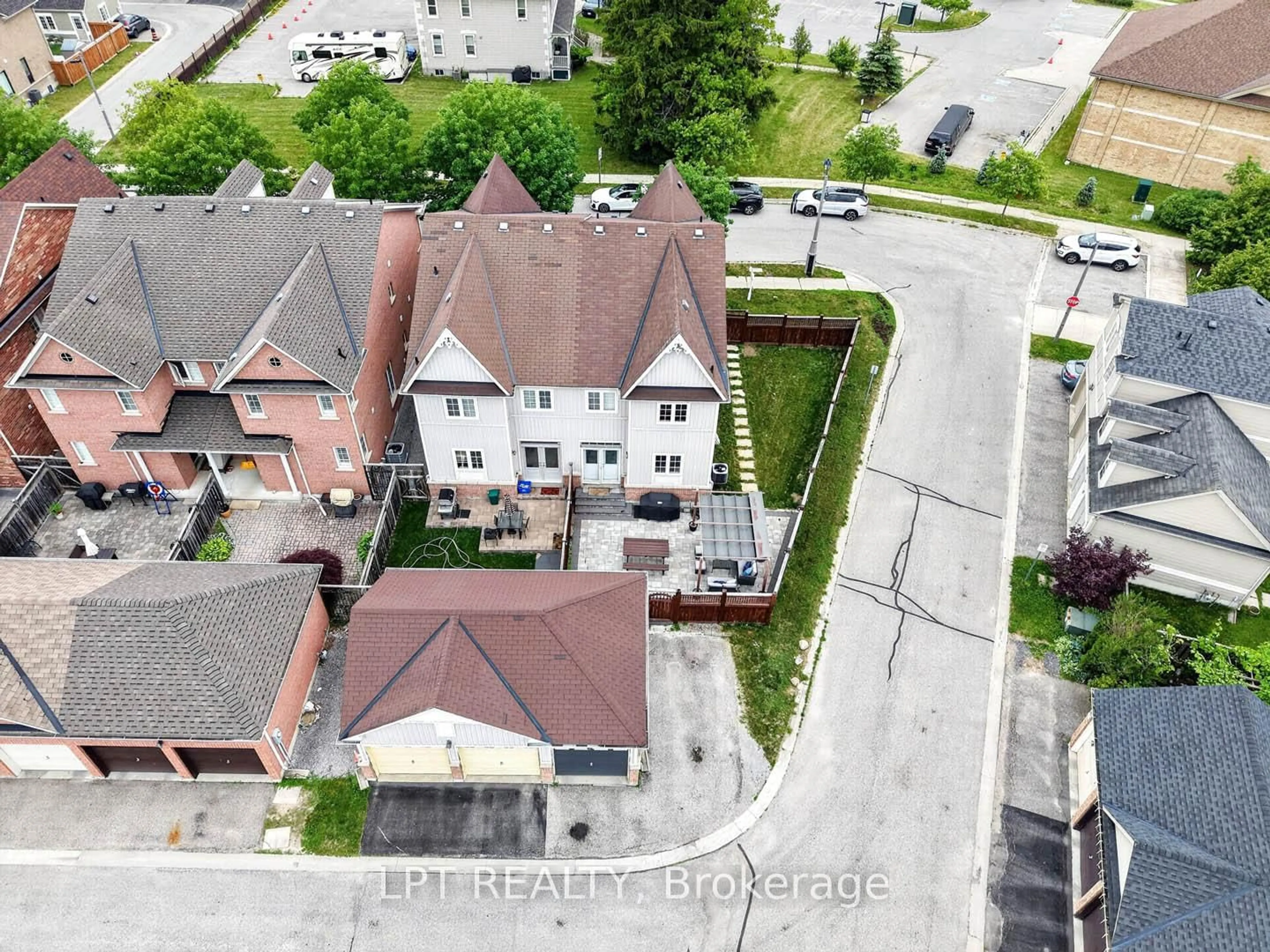 A pic from outside/outdoor area/front of a property/back of a property/a pic from drone, street for 32 William Gaspar Crt, Markham Ontario L6B 1H8