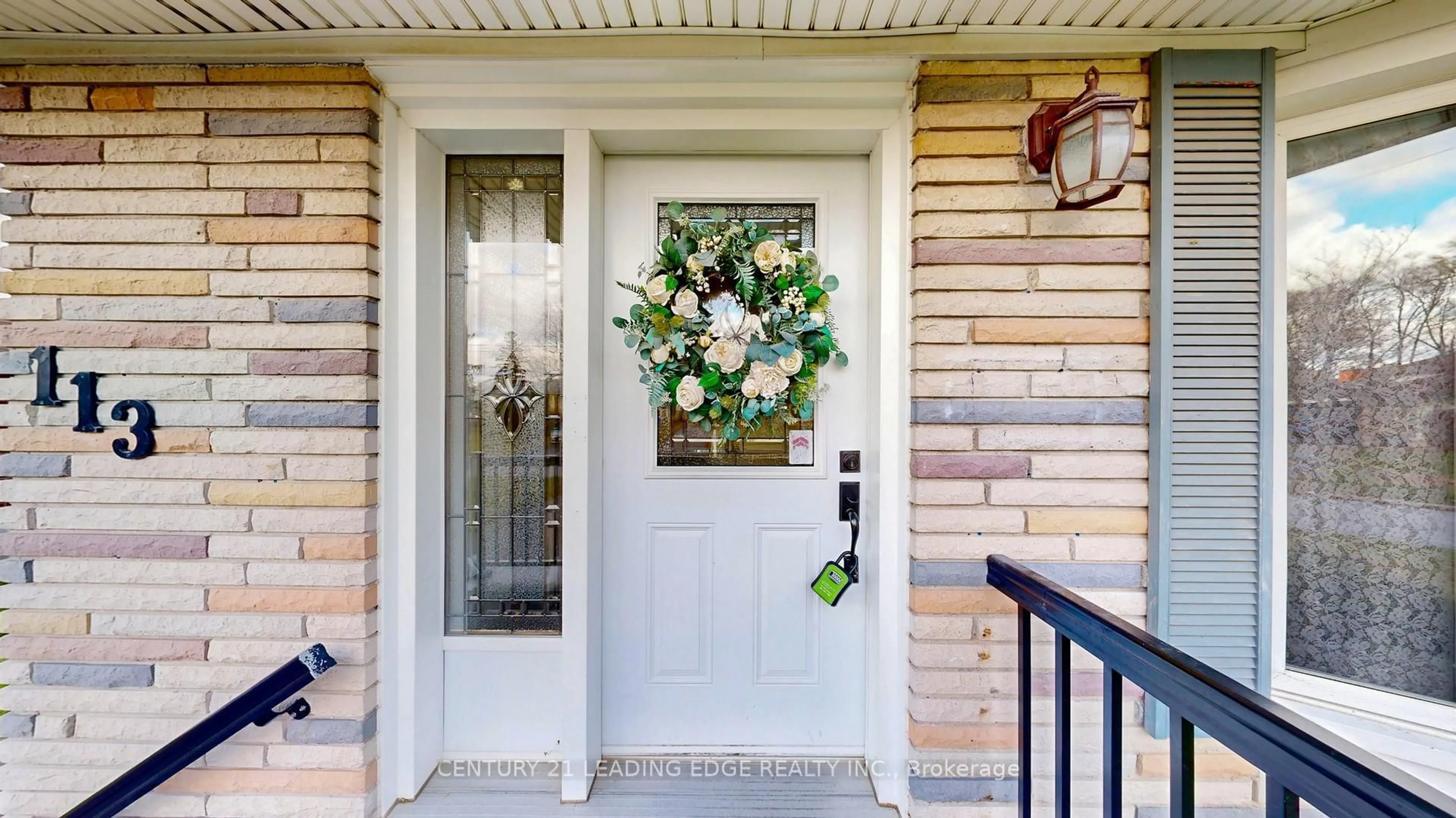 Indoor entryway for 113 Sherwood Forest Dr, Markham Ontario L3P 1P9